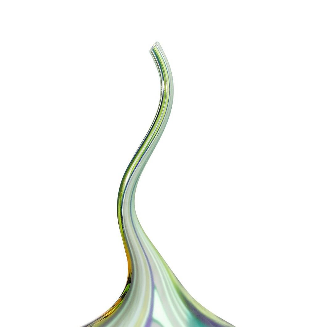 Einzigartige Vase in länglicher Form mit geschwungenem Stiel in traditioneller Muranoglasblas- und Kaltbearbeitungstechnik.
