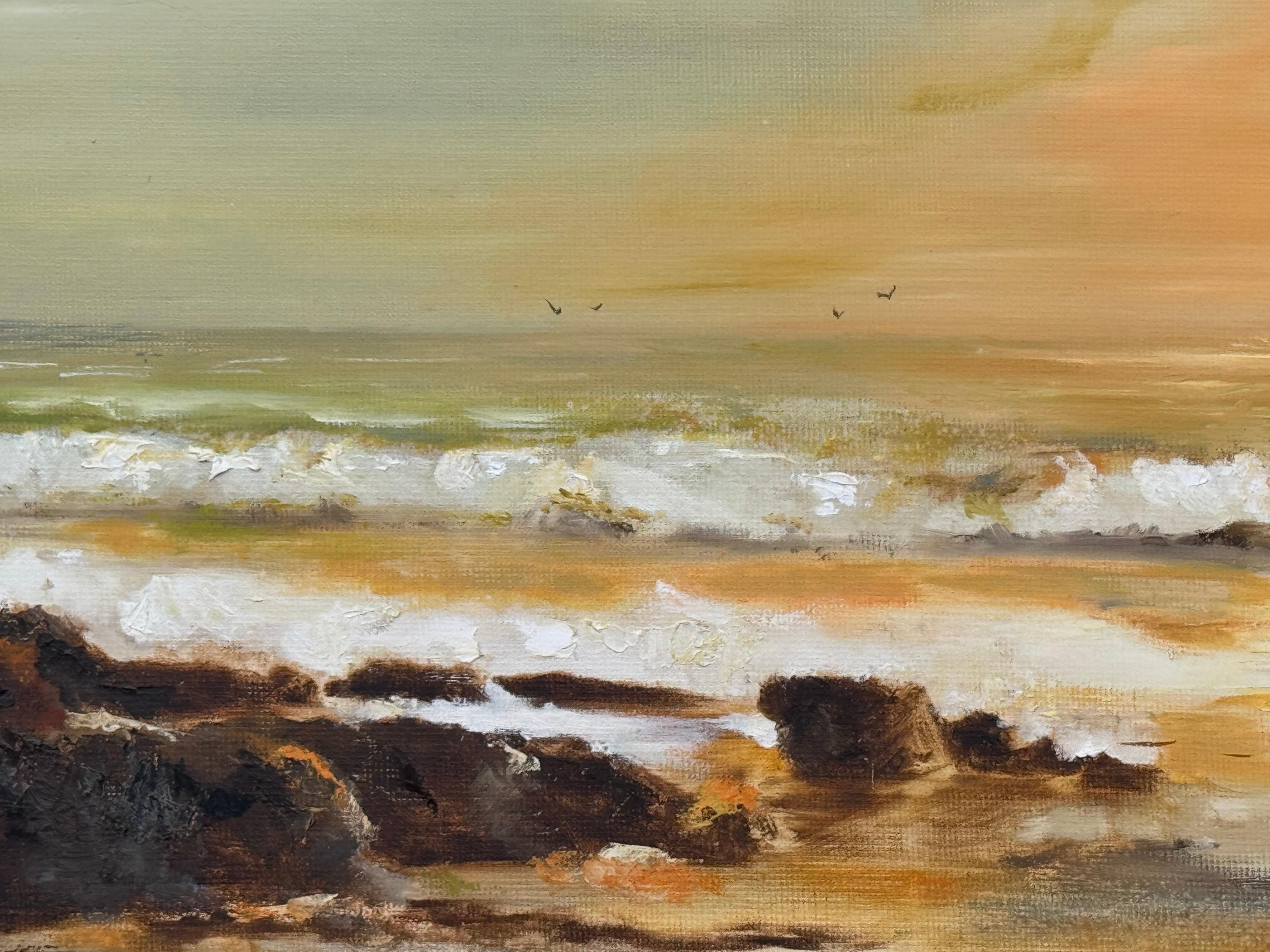 Paysage marin doré avec des vagues s'écrasant sur des rochers au coucher du soleil par un artiste du 20e siècle en vente 7