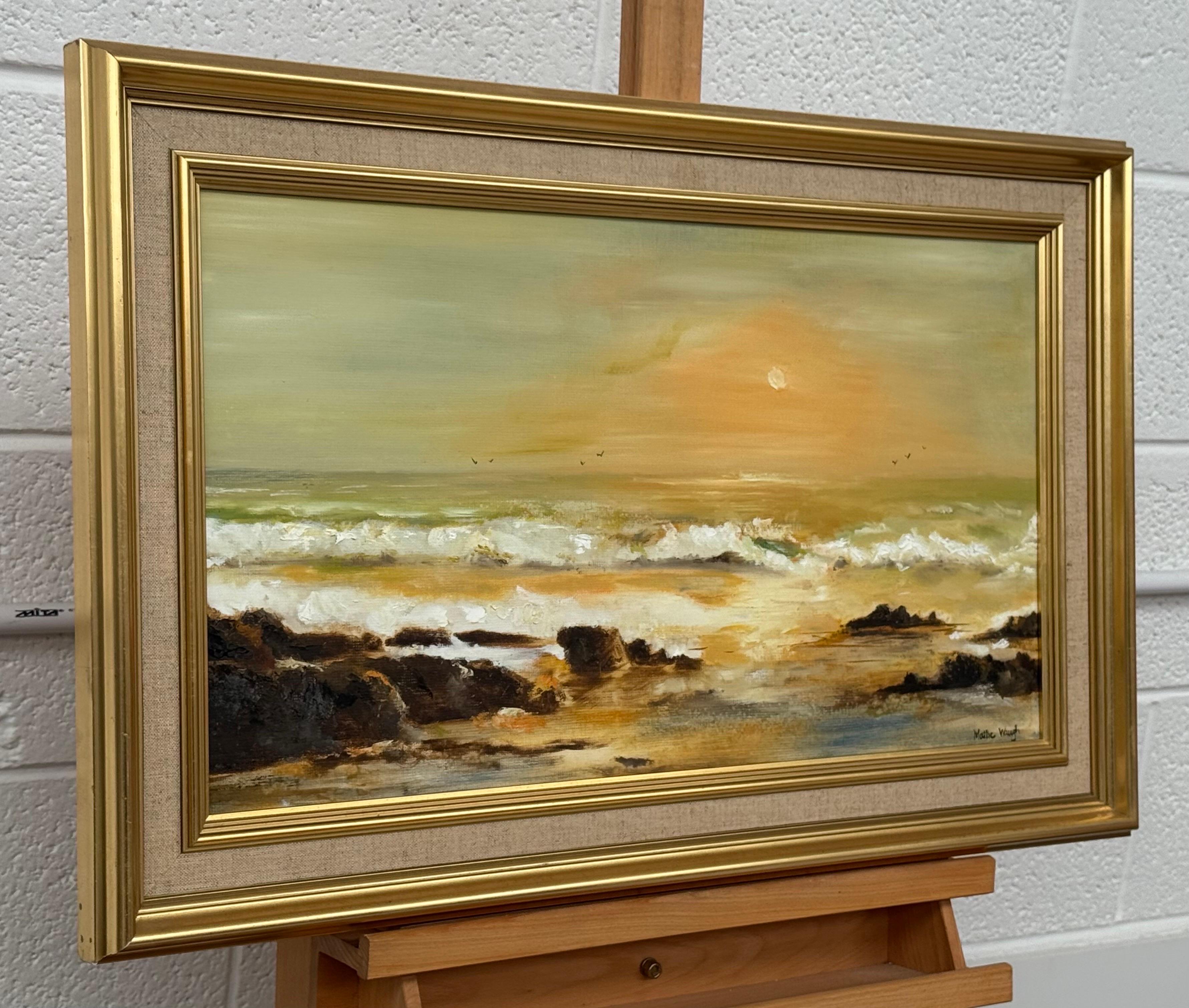 Paysage marin doré avec des vagues s'écrasant sur des rochers au coucher du soleil par un artiste du 20e siècle - Painting de Mattie Waugh