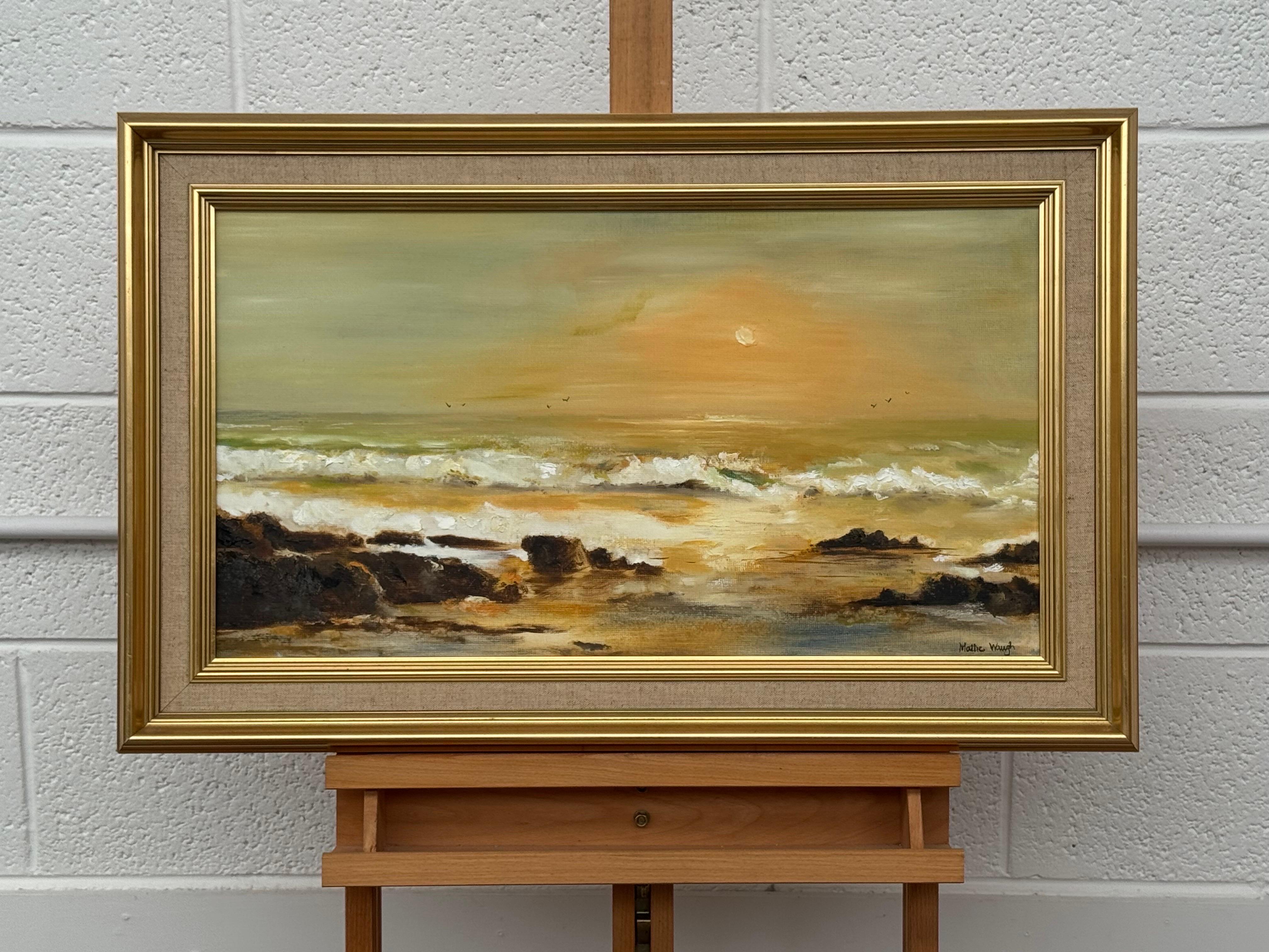 Paysage marin doré avec des vagues s'écrasant sur des rochers au coucher du soleil par un artiste du 20e siècle - Impressionnisme Painting par Mattie Waugh