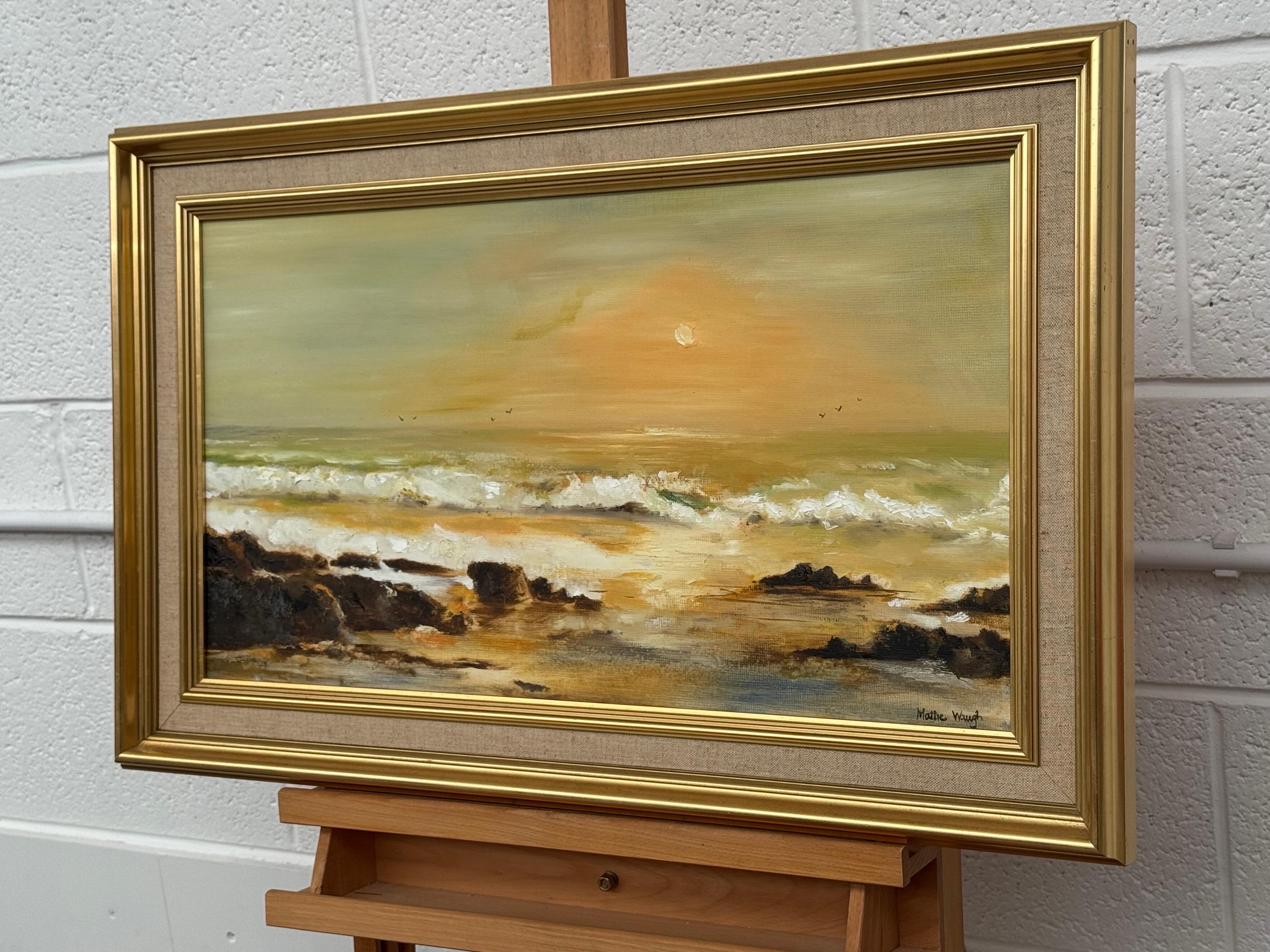 Paysage marin doré avec des vagues s'écrasant sur des rochers au coucher du soleil par un artiste du 20e siècle - Marron Abstract Painting par Mattie Waugh