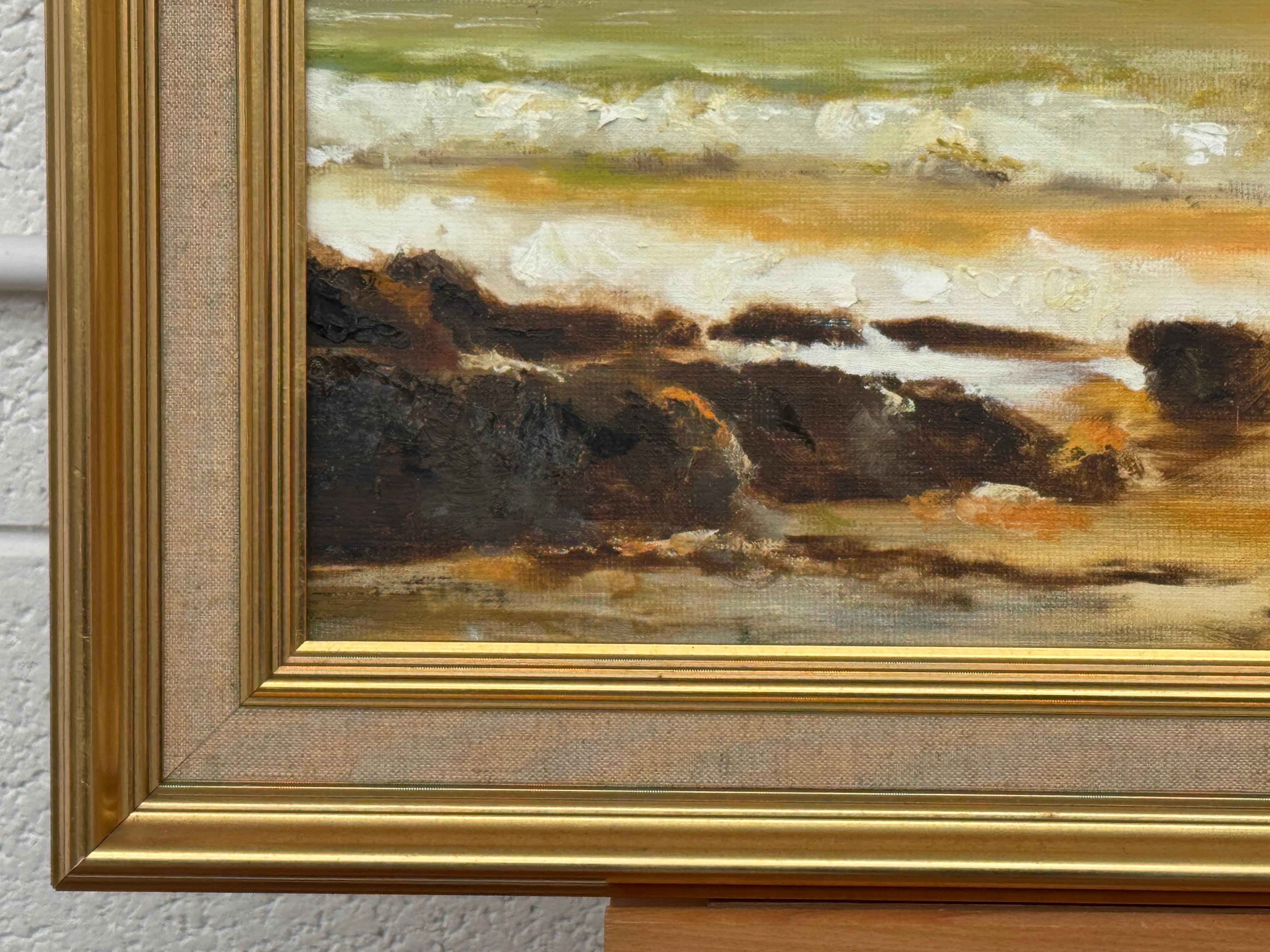 Paysage marin doré avec des vagues s'écrasant sur des rochers au coucher du soleil par Mattie Waugh, artiste irlandaise du XXe siècle.

L'œuvre d'art mesure 25 x 14 pouces 
Le cadre mesure 30 x 19 pouces 

Signé, VIntage Original, Huile sur panneau
