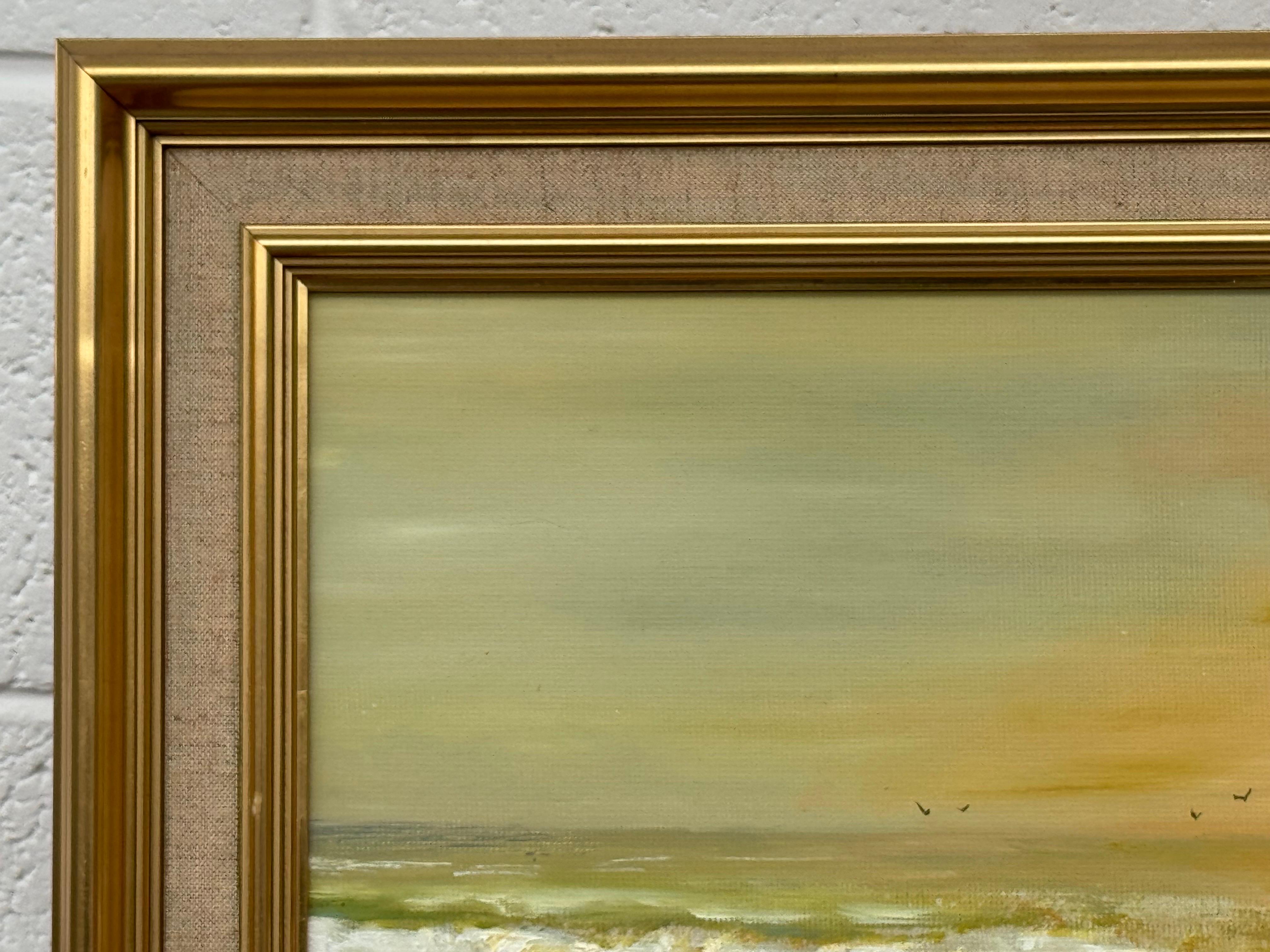 Paysage marin doré avec des vagues s'écrasant sur des rochers au coucher du soleil par un artiste du 20e siècle en vente 2