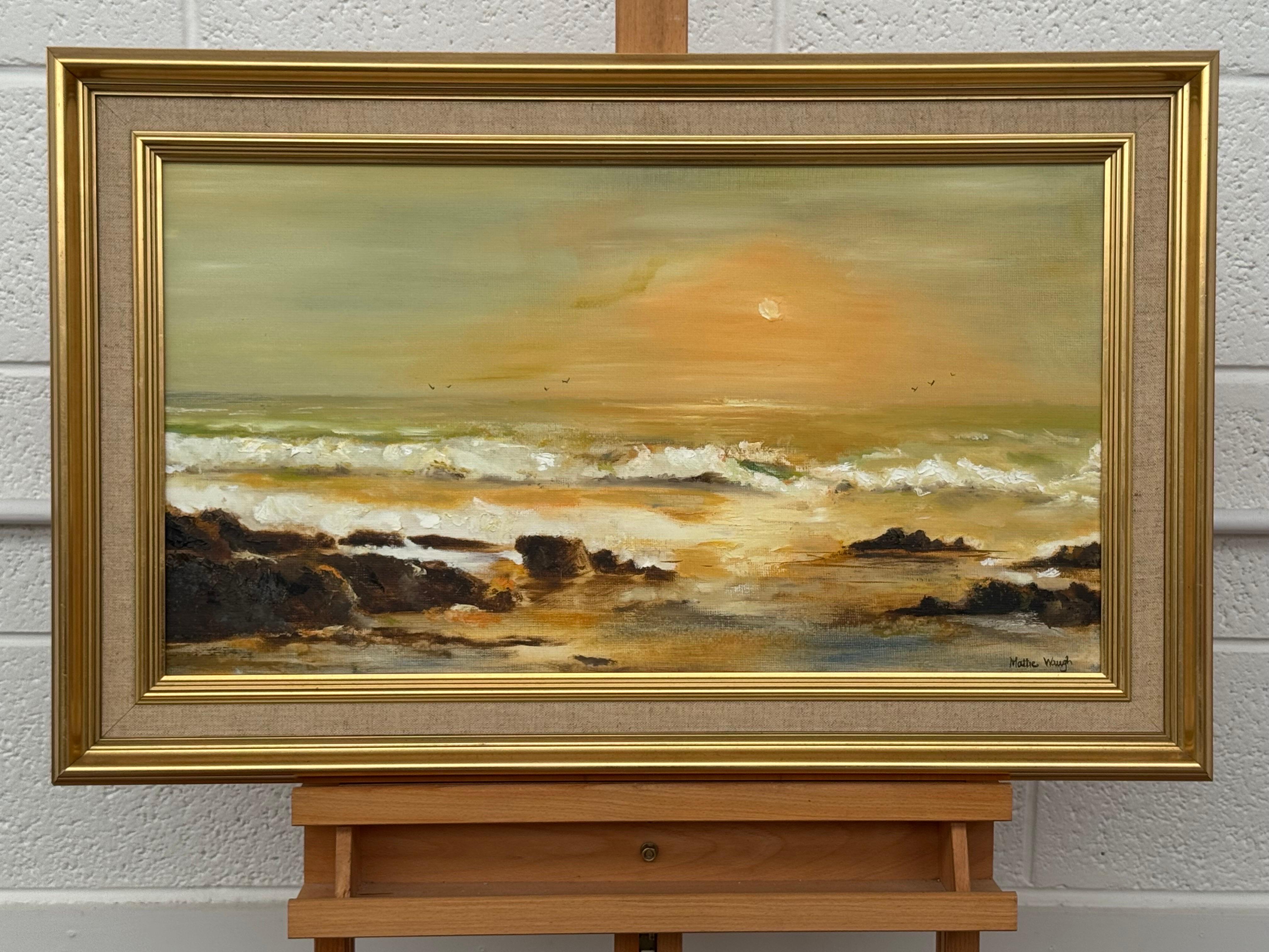 Paysage marin doré avec des vagues s'écrasant sur des rochers au coucher du soleil par un artiste du 20e siècle en vente 3