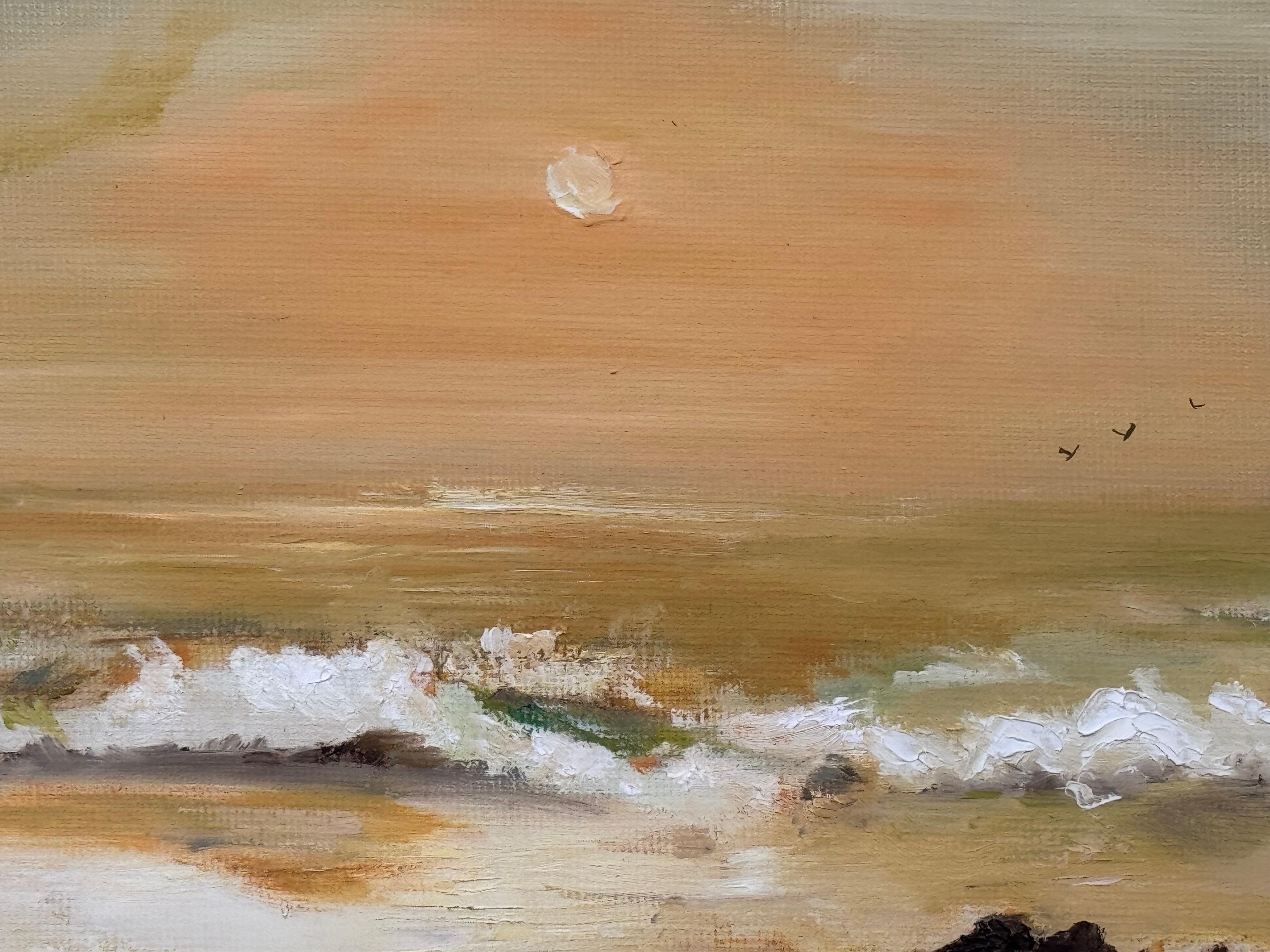 Paysage marin doré avec des vagues s'écrasant sur des rochers au coucher du soleil par un artiste du 20e siècle en vente 4