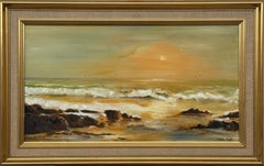 Paisaje marino dorado con olas rompiendo en las rocas al atardecer, por un artista del siglo XX