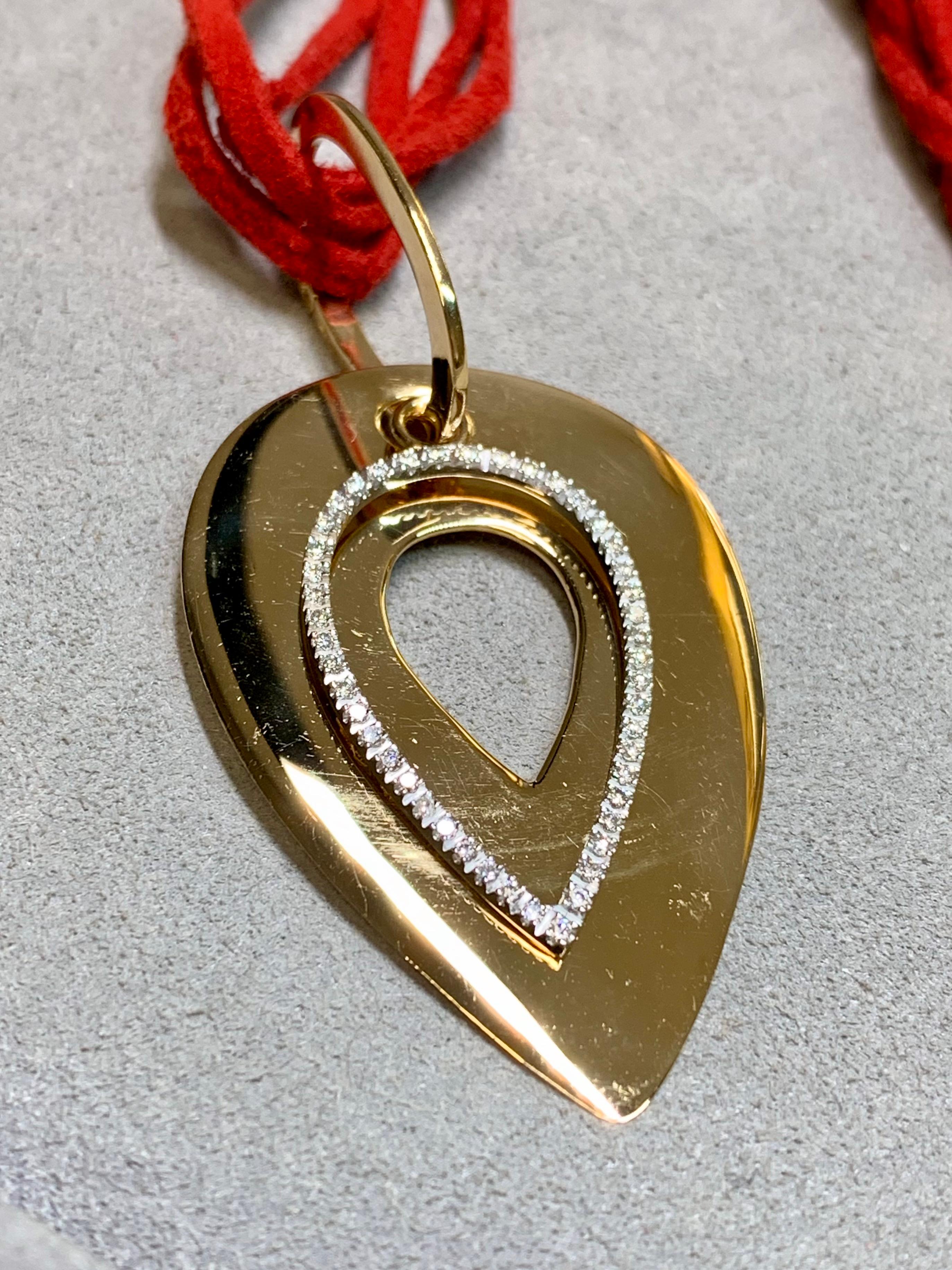 
Un collier pendentif saisissant et contemporain du célèbre designer italien Mattioli, réalisé en or jaune et blanc 18 carats. L'audacieux pendentif sculptural en forme de poire présente une finition très polie, associée à une goutte assortie sertie