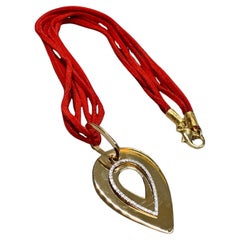 Collar Colgante Pera Diamante Oro Amarillo 18K Mattioli Sobre Piel Roja 21"