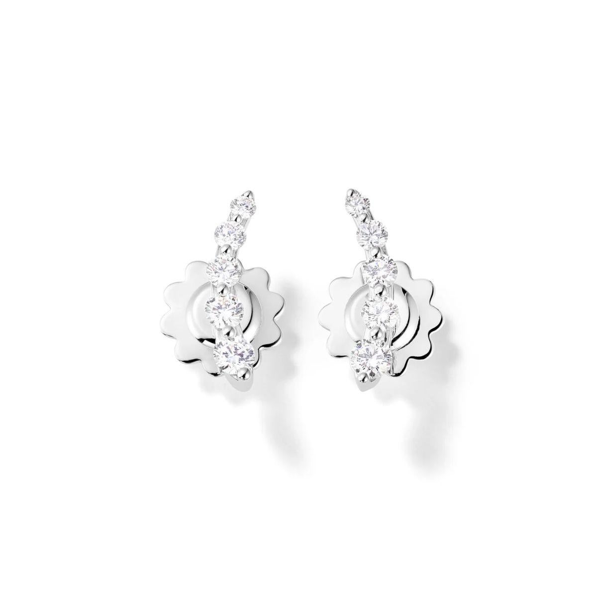 Orecchini in oro bianco 18 carati e diamanti bianchi da 0,74 ct.
Tempo di produzione 4-5 settimane

COLLEZIONE ASPIS
I movimenti ipnotici di un serpente che striscia sulla sabbia sono magistralmente reinventati nelle catene e nei bracciali in oro