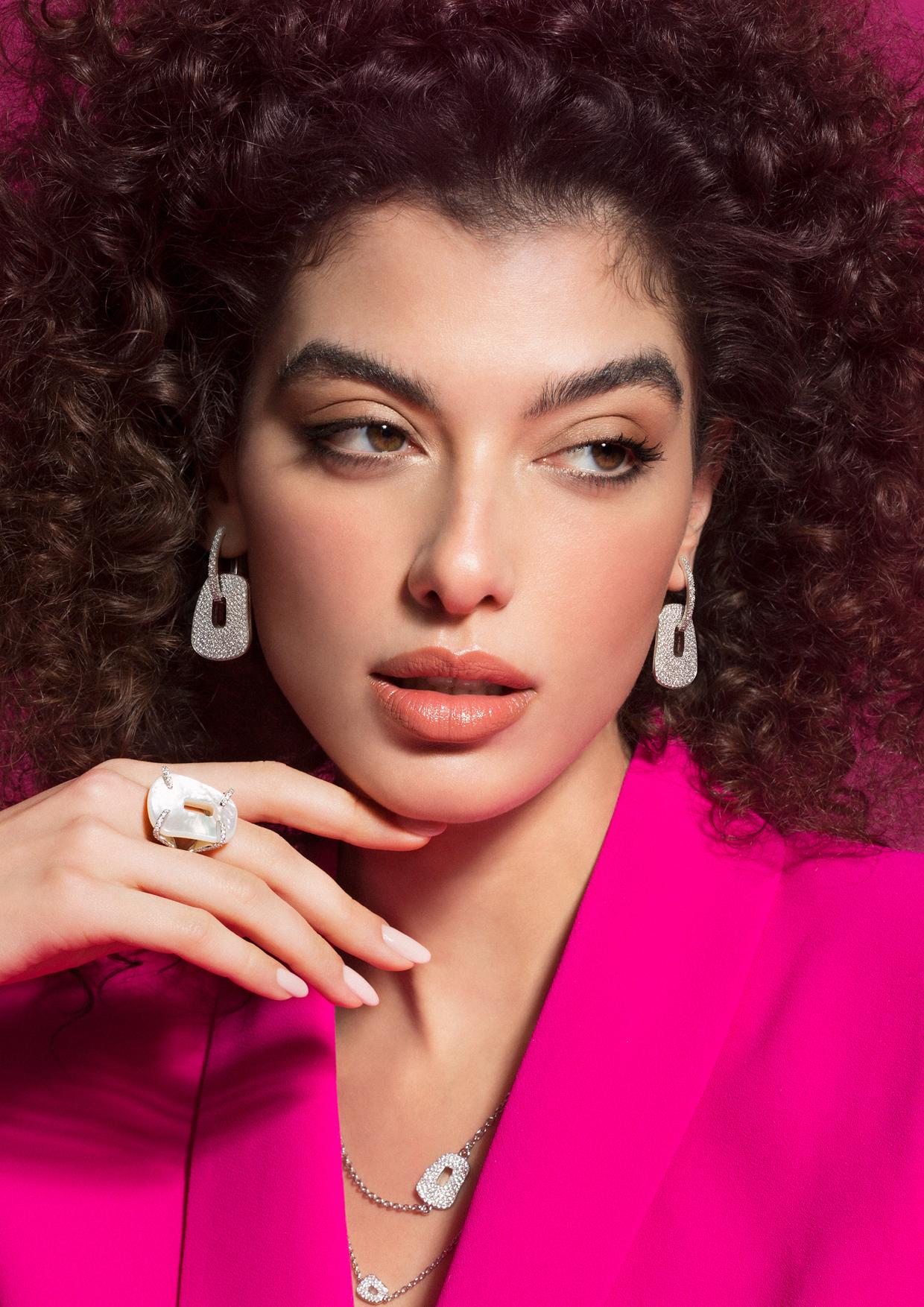 Earrings in rose gold and brown diamonds (carats 0,30)
Also available in white gold, brown diamonds

EVE_R COLLECTION
The edgy and modern colors of turquoise, onyx and coral give life to Eve_r. The new collection is inspired by the iconic and
