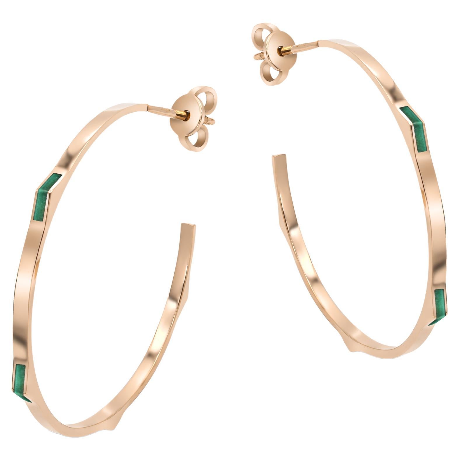Earrings in rose gold and mother of pearl
Also availbale with malachite
Measures: 35mm/1.37in

EVE_R COLLECTION
The edgy and modern colors of turquoise, onyx and coral give life to Eve_r. The new collection is inspired by the iconic and
