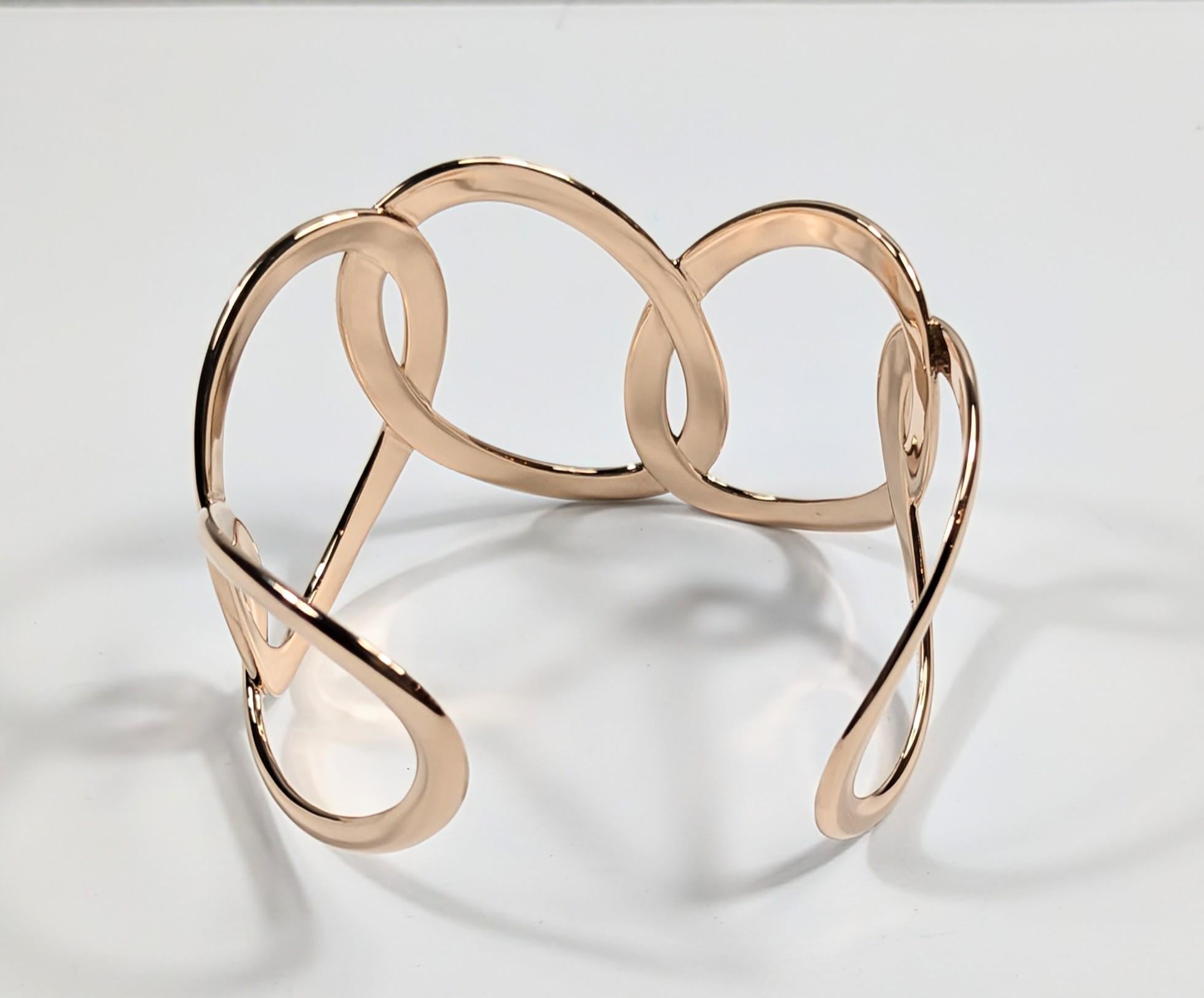Contemporary Mattioli Hiroko Cuff in Rose Gold and White  Diamonds For Sale