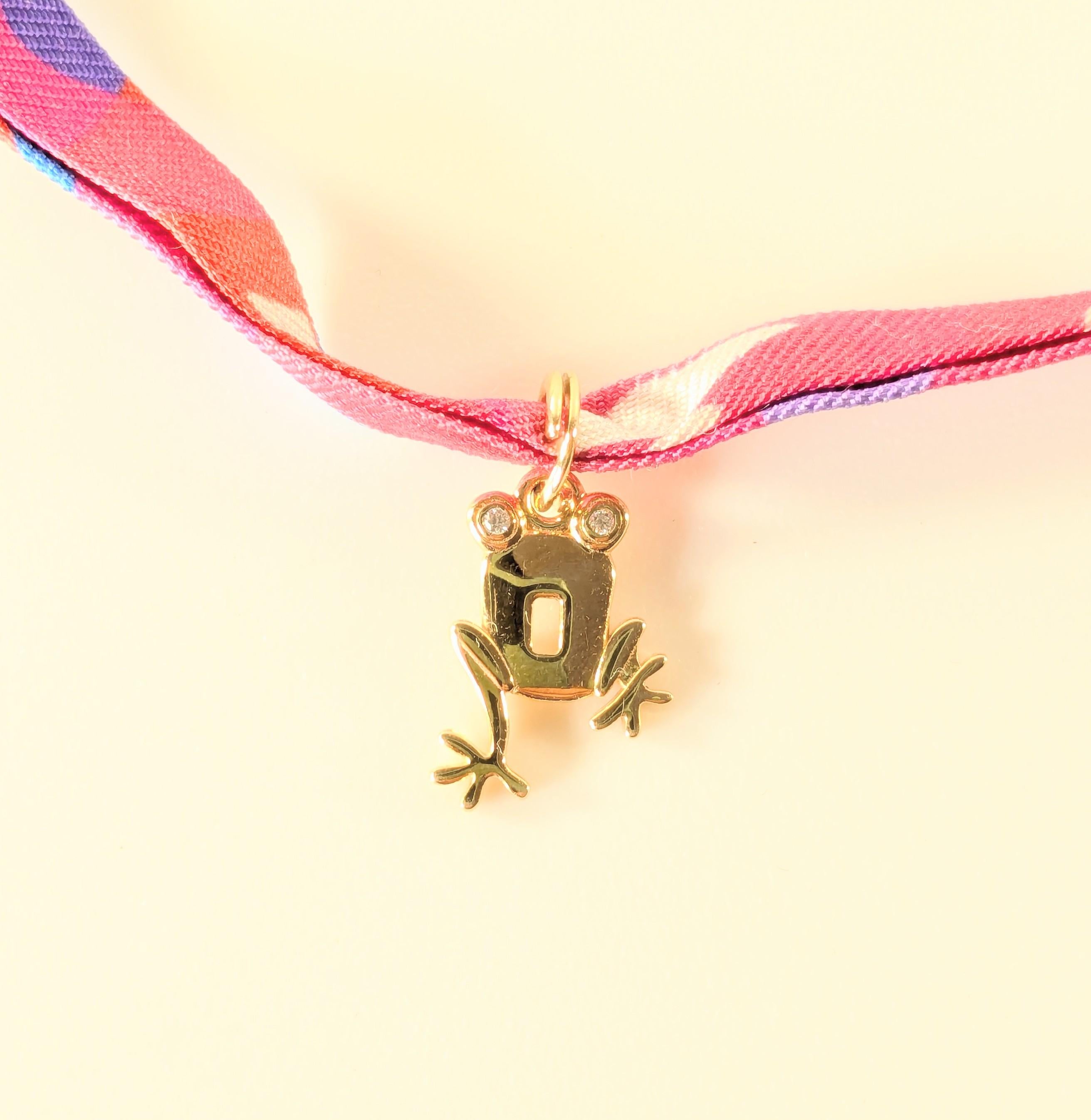 Ciondoli della collezione Mini Puzzle:
Sette opzioni di pendenti in oro 18 carati e diamanti
Corde di seta fucsia stampate incluse con ogni charme
Scopri una fauna di creature affascinanti  charme, disponibili in una varietà di forme di animali e