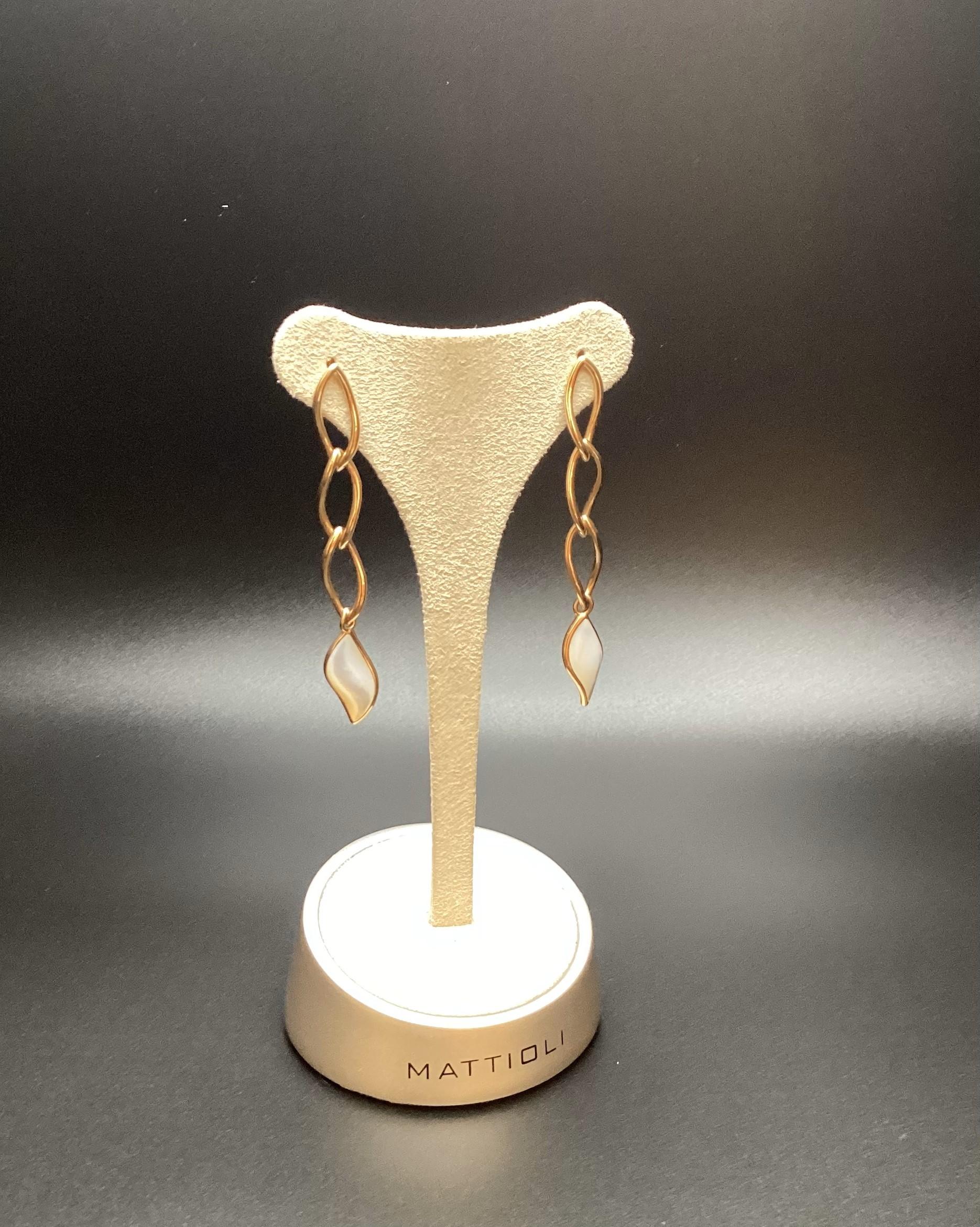 Navettes Long Earrings 18kt Rose Gold and Natural Mother Of Pearl

Inspired by the timeless elegance of the marquise cut gemstones, Mattioli's Navettes earrings are handcrafted in Italy with 18k rose gold. The elongated shapes of the gold links are
