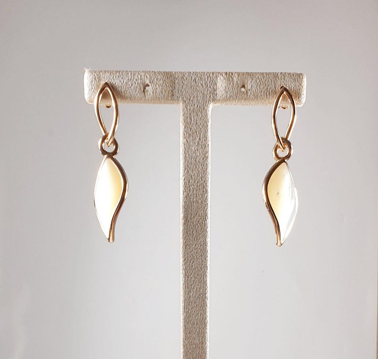 Women's Mattioli Navettes Earrings in 18 K Rose Gold and Mother of Pearl For Sale
