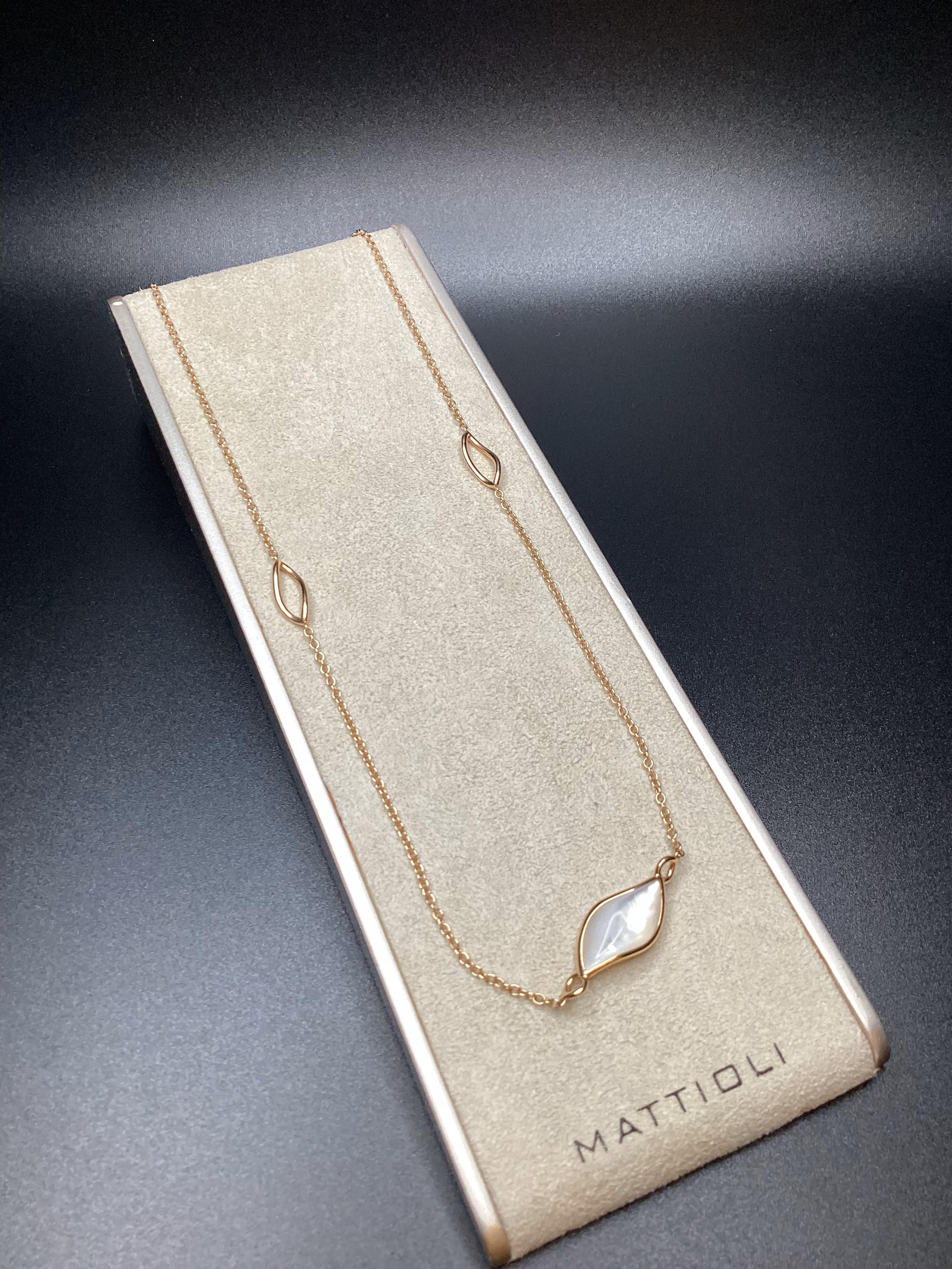 Navettes Necklace in 18k Rose Gold and Natural Mother of Pearl

The Navettes jewelry with natural mother of pearl inlays to create a minimal look without sacrificing the elegance of Mattioli's artisan goldsmith craftsmanship. Crafted in delicate 18k