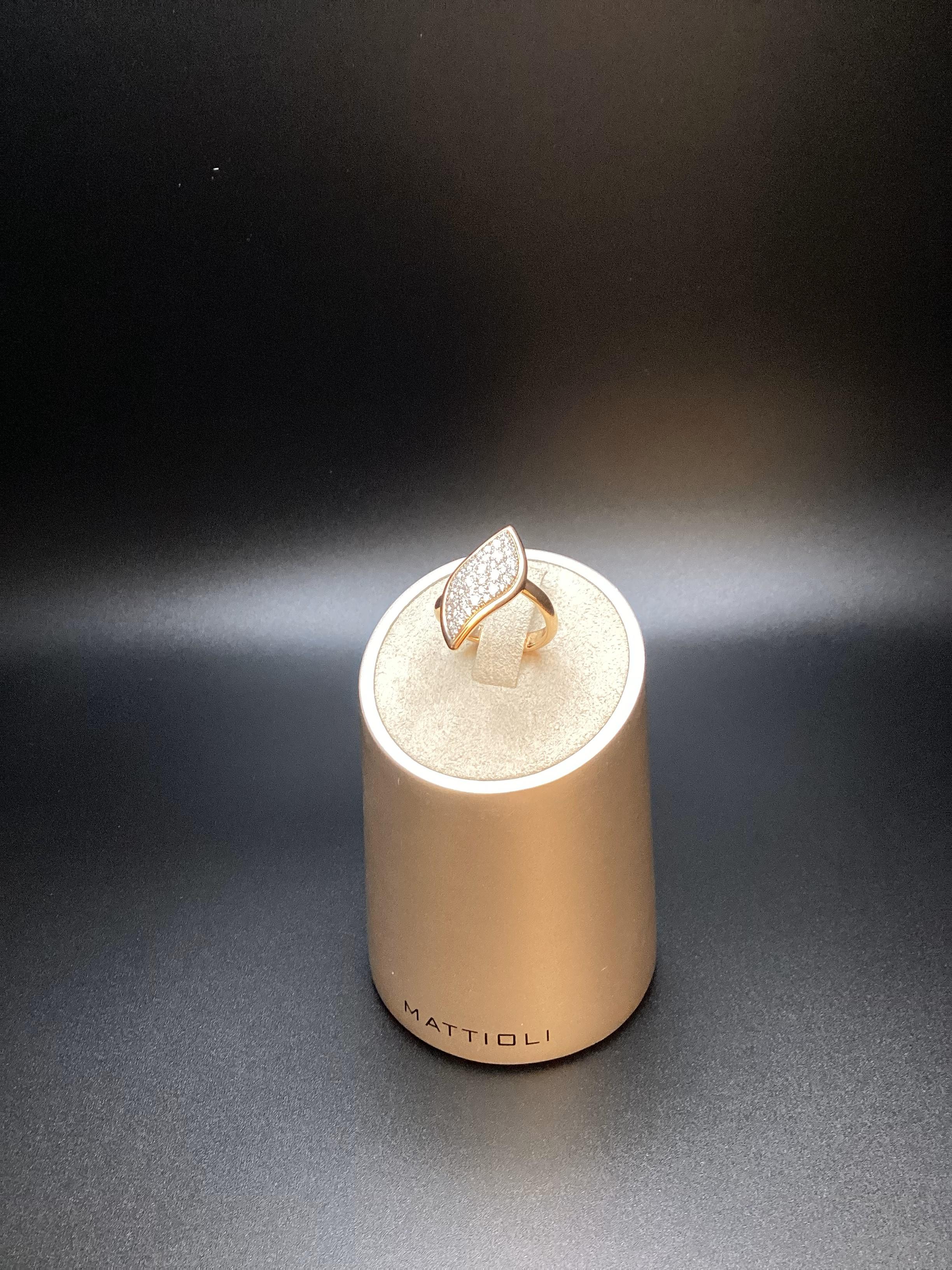 Navettes Ring in 18k Rose Gold and 1,07 ct. White Diamonds Pavé

Discover the extraordinary elegance of Mattioli's Navettes rings, true masterpieces of Italian goldsmith art in 18k gold. A unique design that reinterprets the most refined cut of