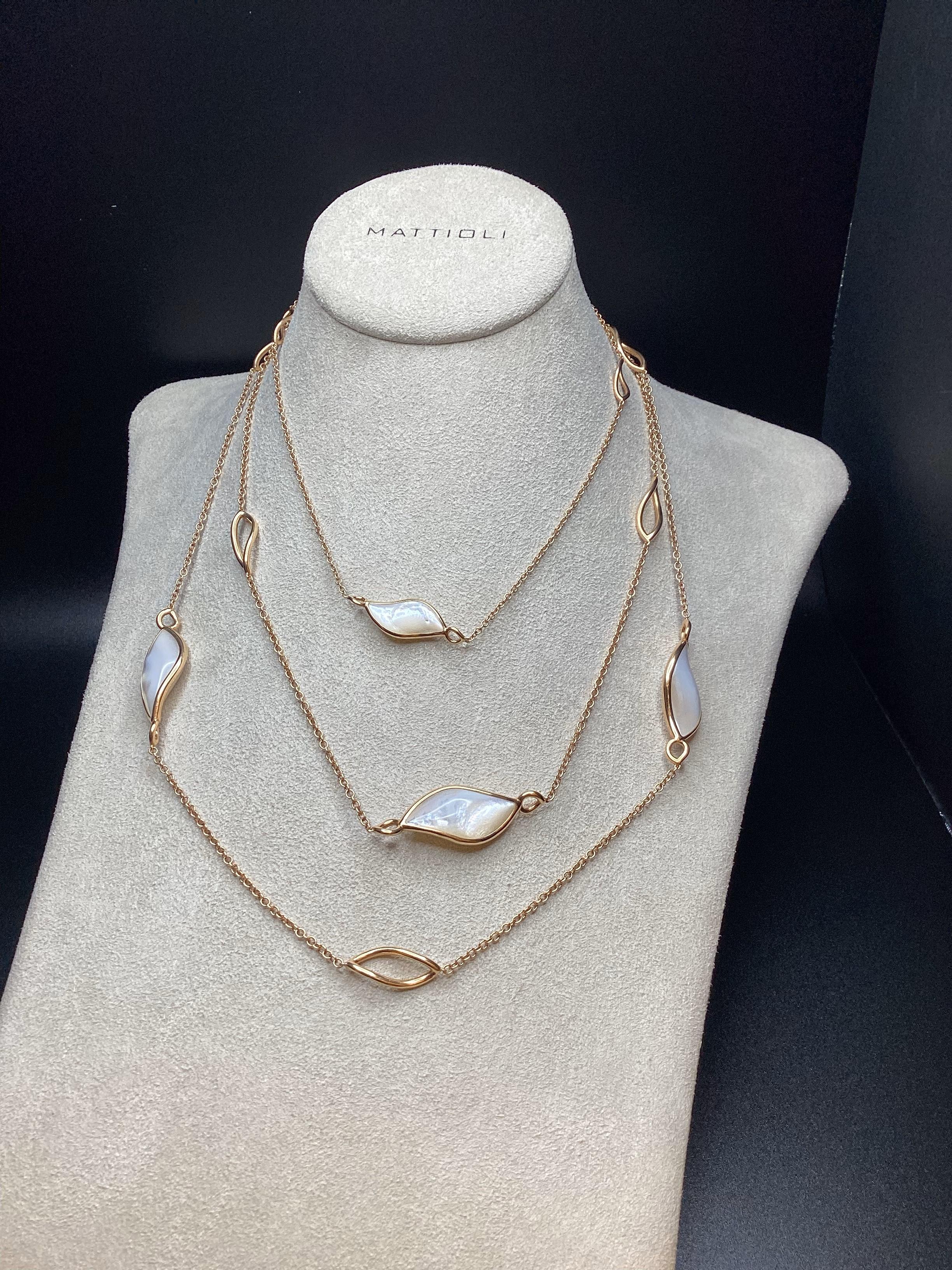 Navettes Sautoir Necklace in 18k Rose Gold and Natural Mother of Pearl

The Navettes sautoir necklaces by Mattioli combine the delicate shades of 18k rose gold, a hallmark of the brand's creations, with the iridescent nuances of natural mother of