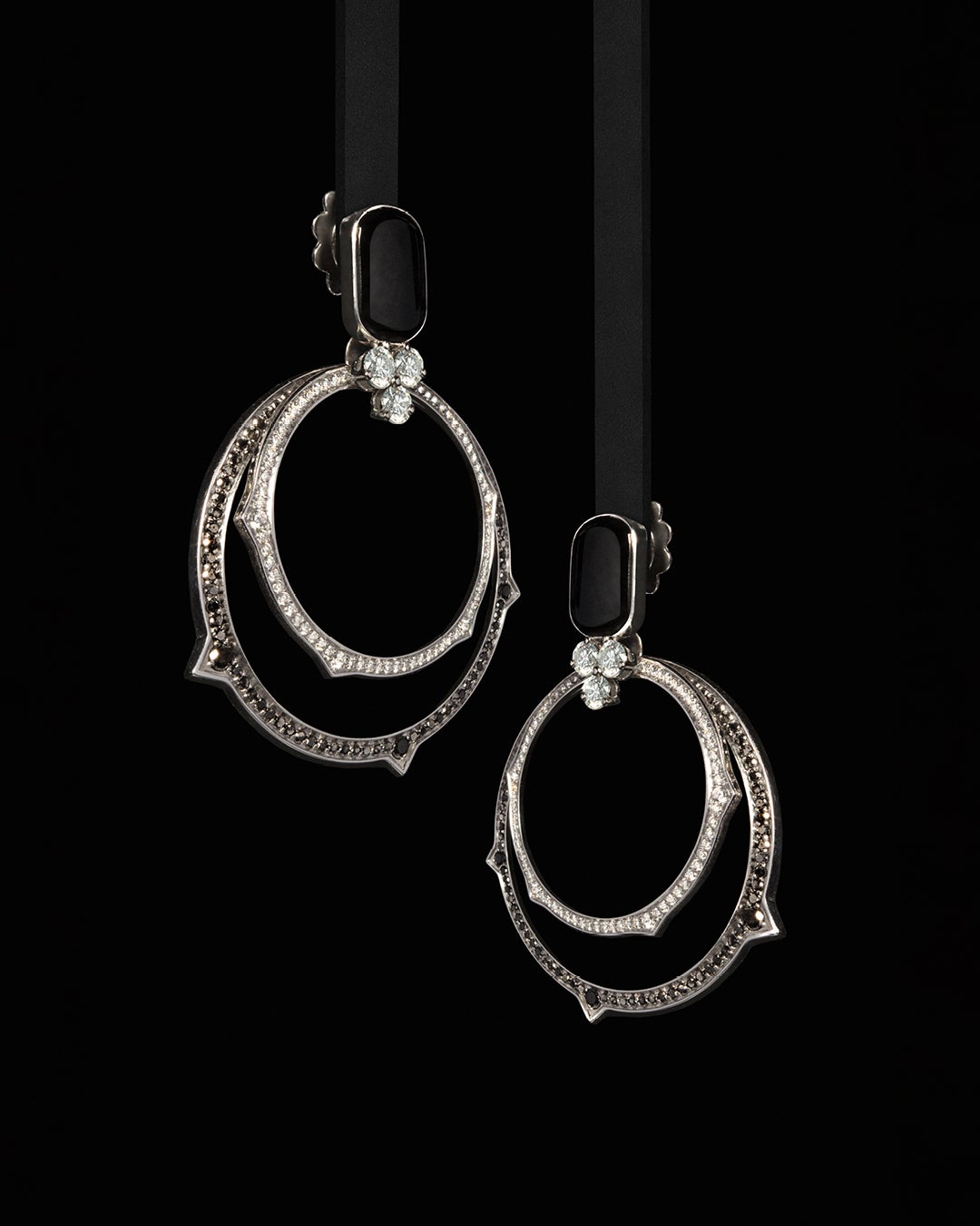 Interchangeable earrings in 18k white gold, 1,88 ct. white diamonds, black diamonds and onyx

EVE_R COLLECTION
The edgy and modern colors of turquoise, onyx and coral give life to Eve_r. The new collection is inspired by the iconic and
