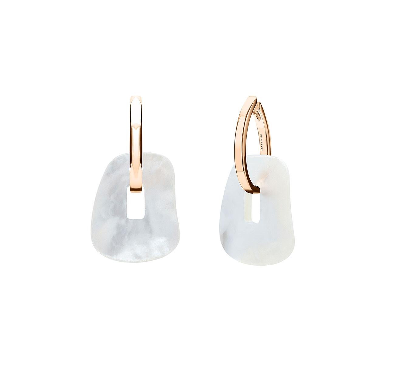 Boucles d'oreilles de la collection Puzzle de Mattioli, or blanc 18 carats et 11 paires de puzzles de couleur taille moyenne
Également disponible en or blanc et jaune
Boucles d'oreilles en or blanc 7,80 grammes, 

Les pièces du pendentif en nacre