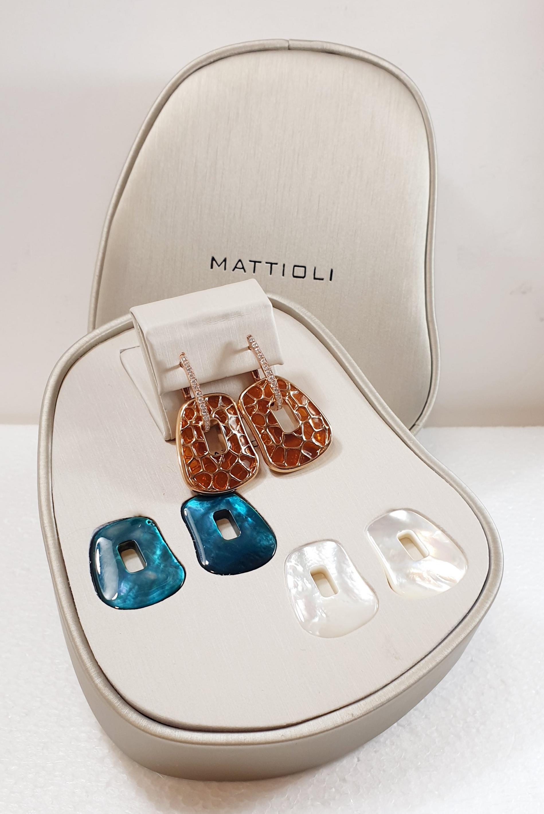 Mattioli Puzzle Safari Medium 18K Rose Gold Earrings Brown Enamel w/White Diamonds
Also available in Brown Diamonds
Earrings in rose gold 
Diamonds carat 0.40 ct
Weight 19.60 gr  Measure 22x27mm or 0.75 inches
Puzzle pendants of mother of pearl you