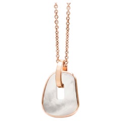 Pendentif « Puzzle » de Mattioli en or rose 18 carats et « Element » en nacre naturelle