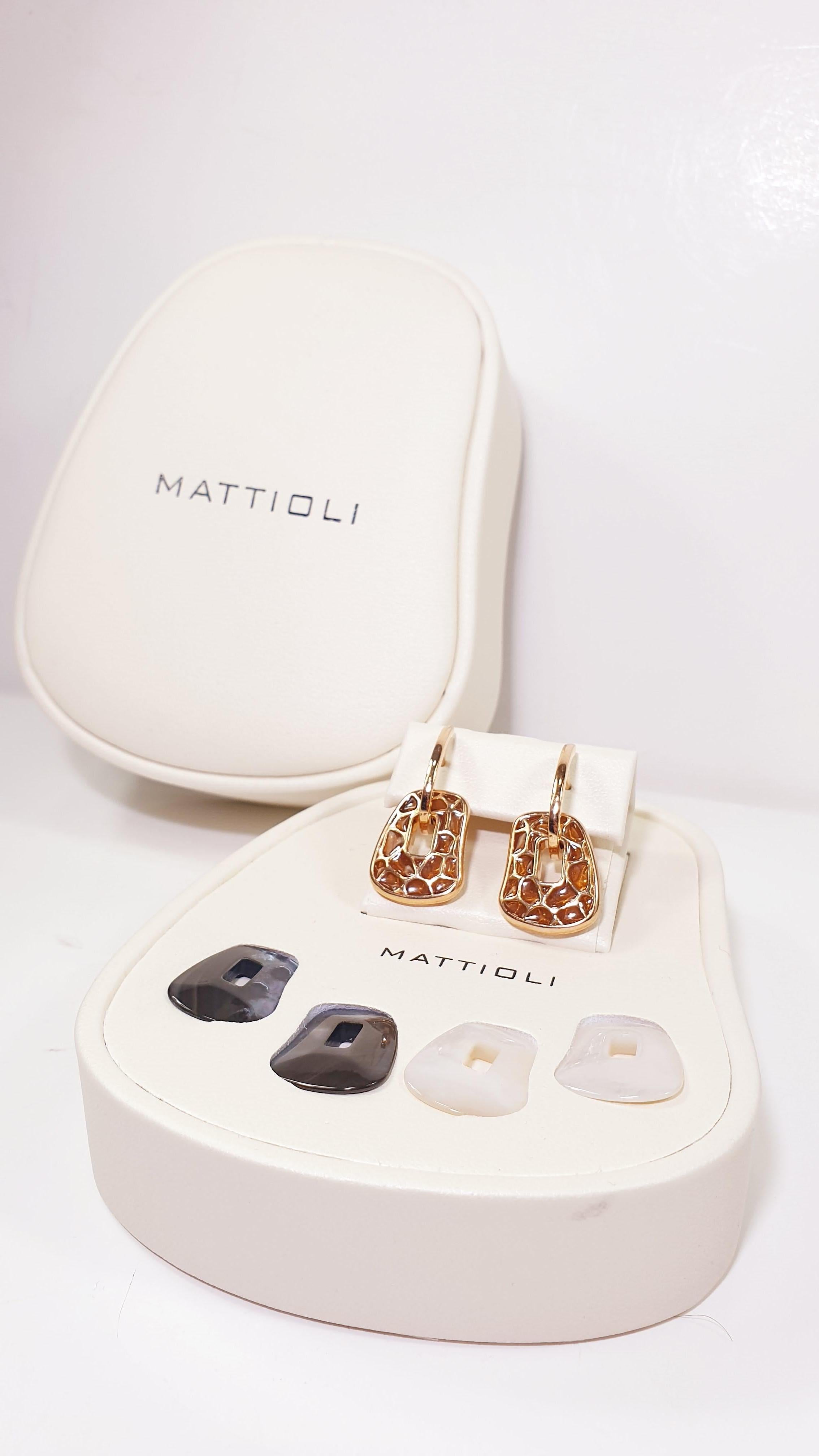 Boucles d'oreilles petit format Mattioli Puzzle Safari en or rose 18 carats et émail Brown en vente 1