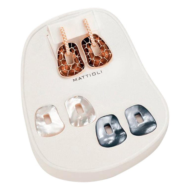 Mattioli, petites boucles d'oreilles puzzle en or 18 carats, émail brun et diamants blancs en vente