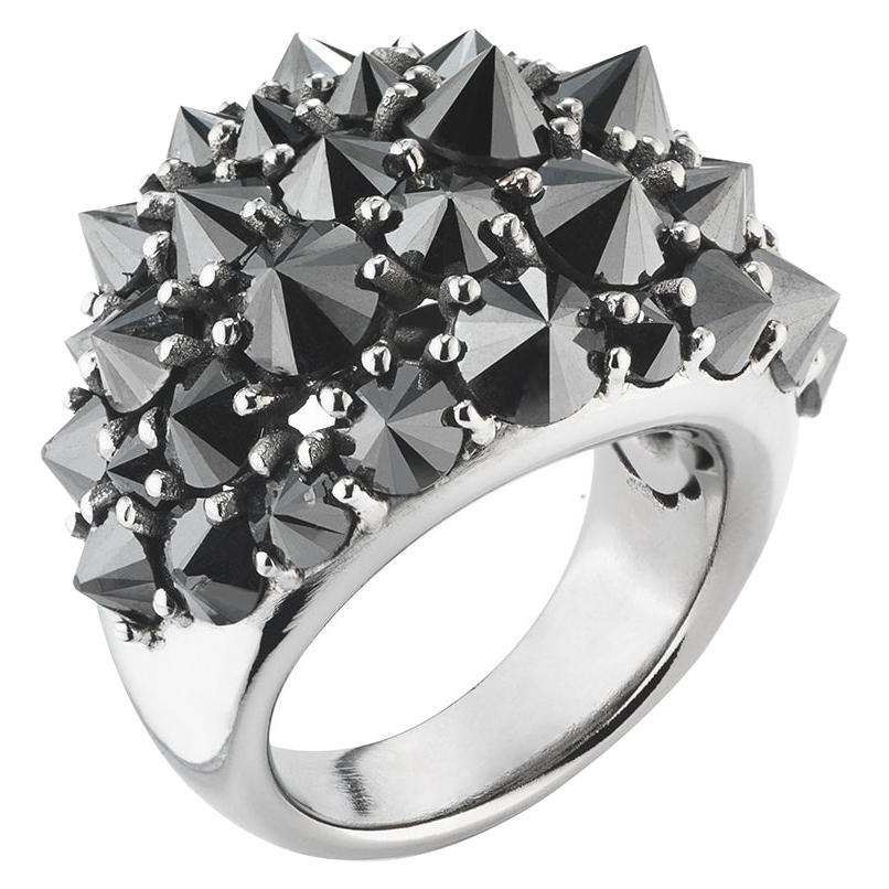 Mattioli Reve_r mittelgroßer Ring aus Weißgold mit schwarzen Diamanten