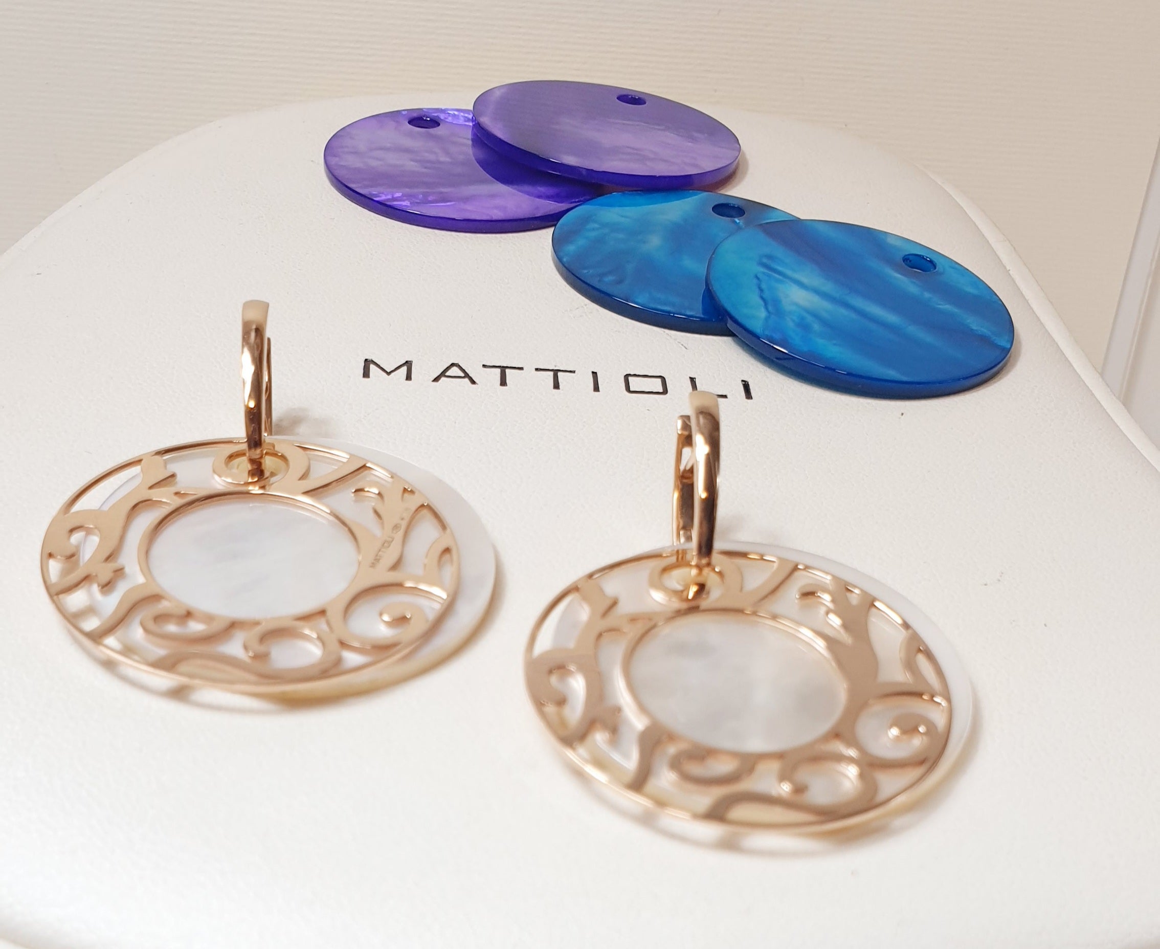 Mattioli Siriana Earrings (35mm) in Rose, Yellow or white 
Gold & 3 Coloured Mother of Pearl Pieces.
Gold Weight: 12
Diameter: 35mm/1.37in

Important information for this ORDER !
Request availability if in stock inmediate shipping
If need production