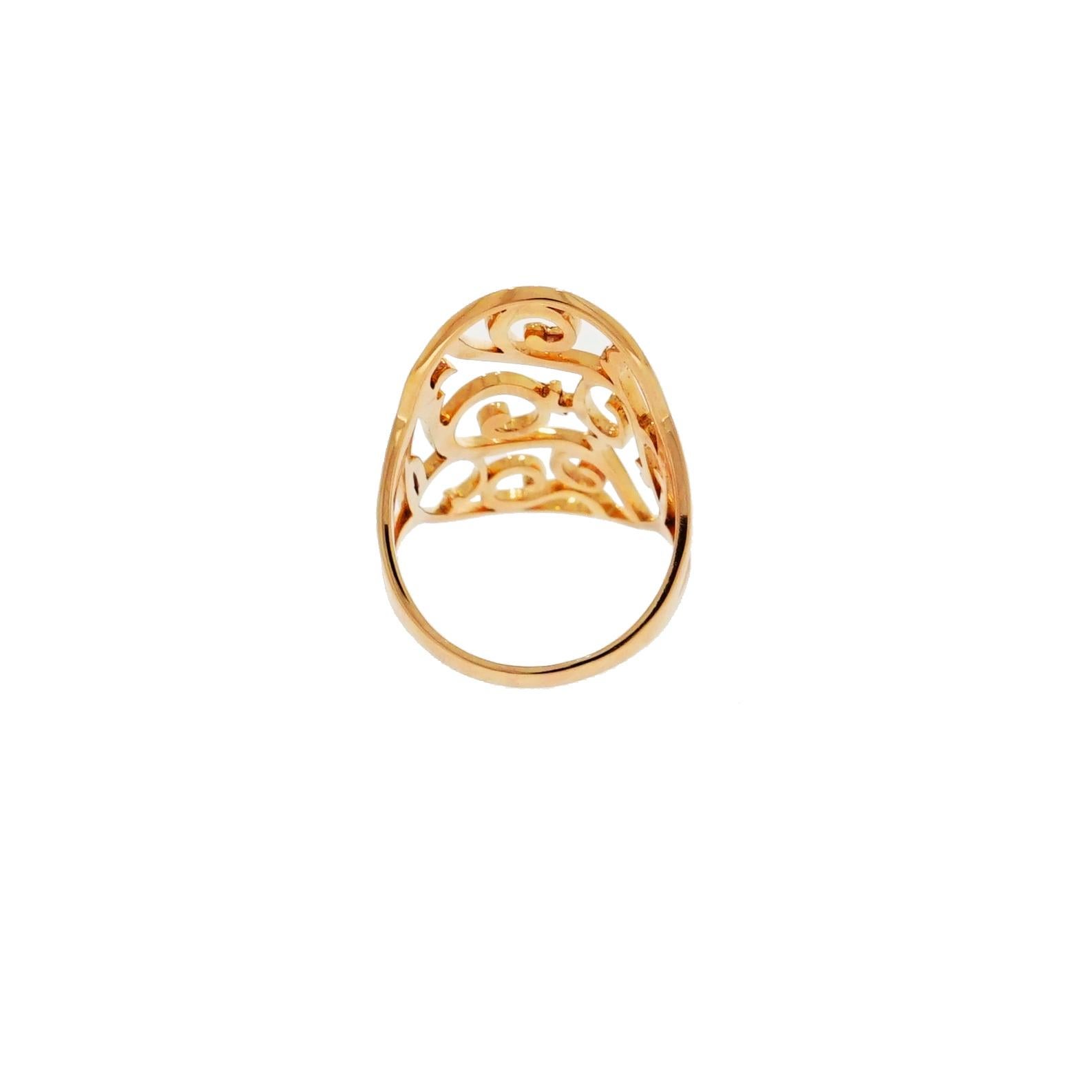 The  Siriana design is inspired by the magic oriental atmosphere reminiscent of the bygone era when East met West in Venice.
This 18k rose gold Oval shaped Ring, replicates the sheen of rich silk fabrics weaved in Venice and brought to you by