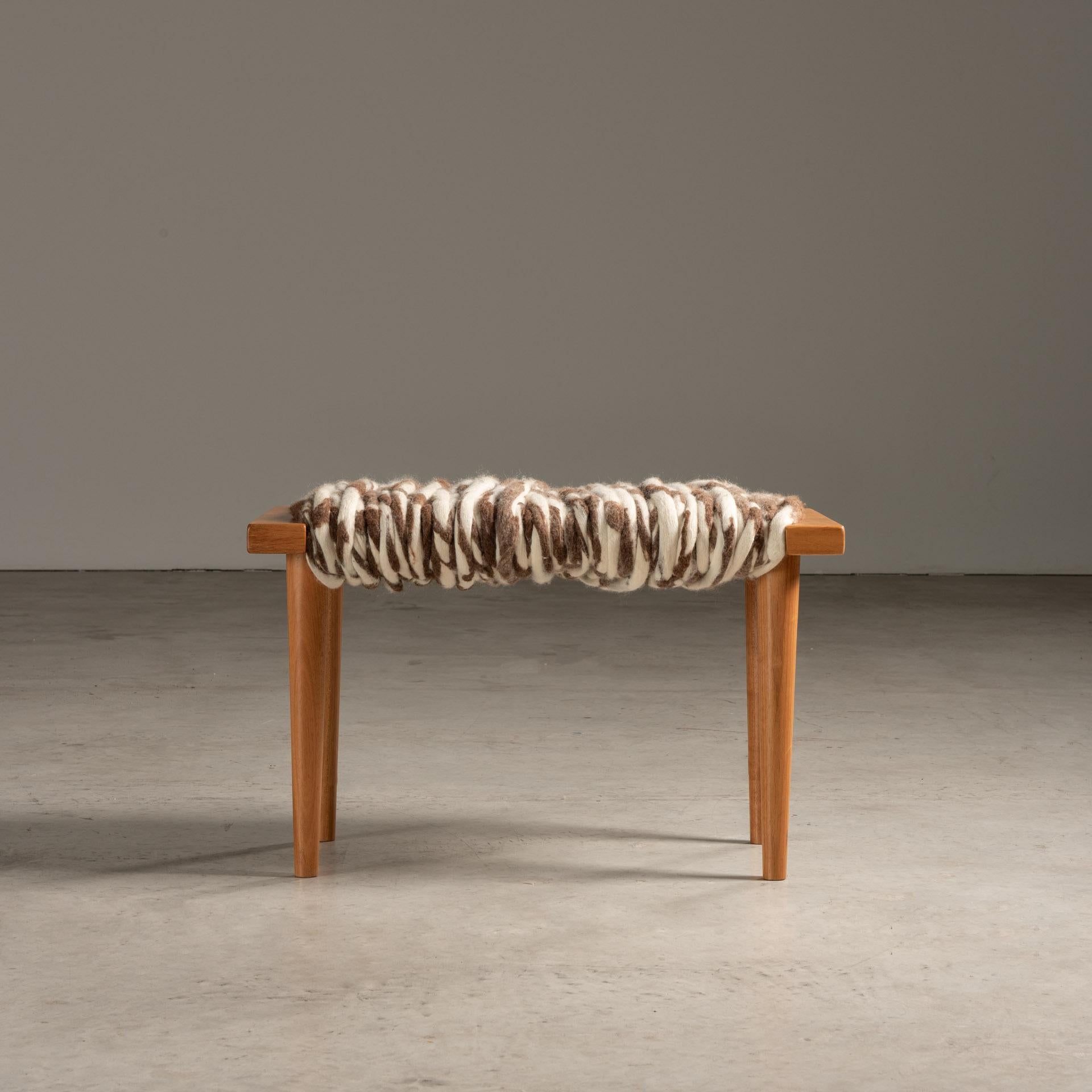 Le tabouret Matungo d'Inês Schertel est un exemple convaincant de design moderne contemporain brésilien qui marie des techniques traditionnelles à une esthétique moderne. Schertel est connue pour son utilisation de matériaux naturels et de pratiques