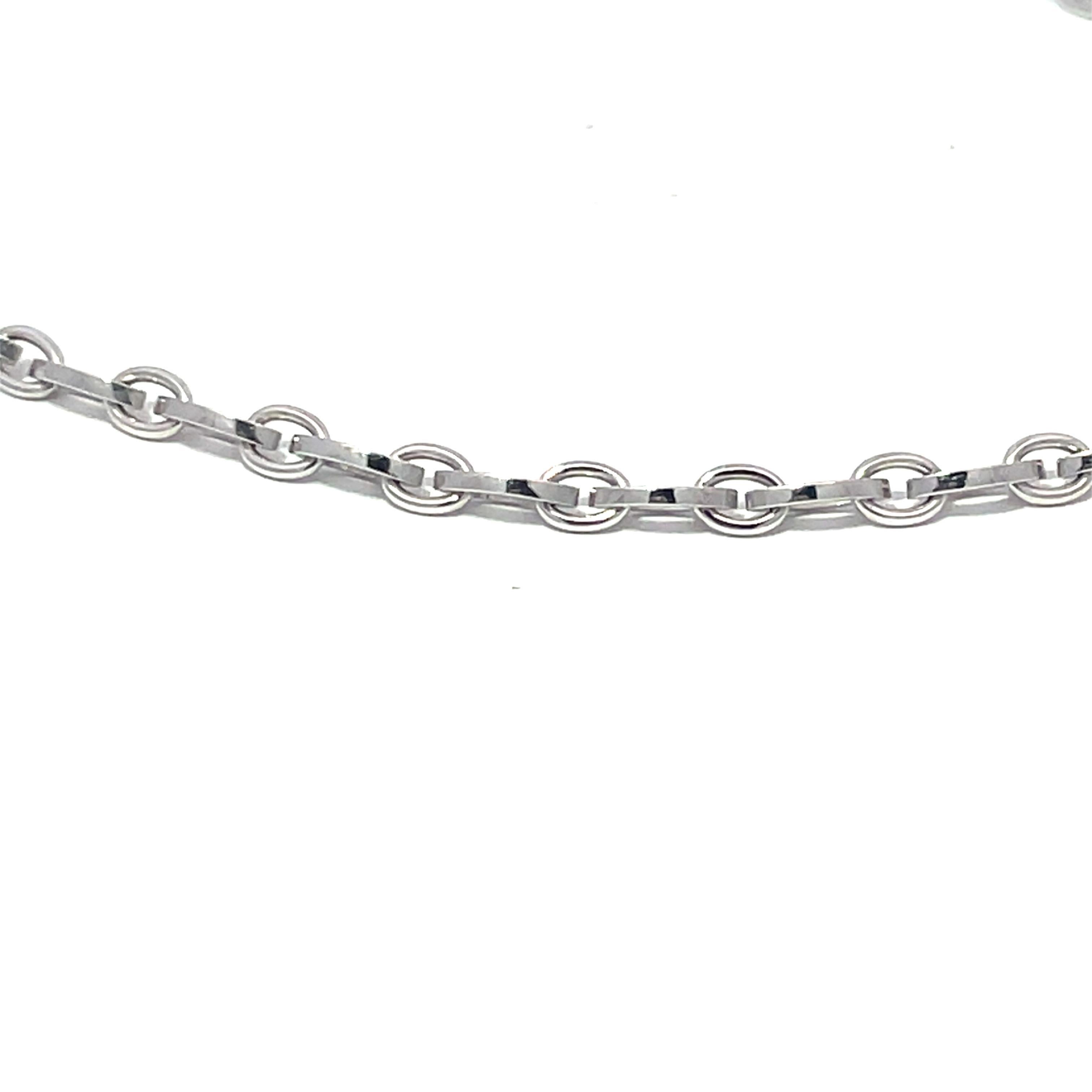Eleva il tuo gioco di accessori con il raffinato bracciale a catena Maubousin Silver. Con un peso di soli 3,5 g e una misura perfetta di 7 pollici, questo pezzo elegante è dotato di una chiusura sicura per essere indossato facilmente. Realizzato con