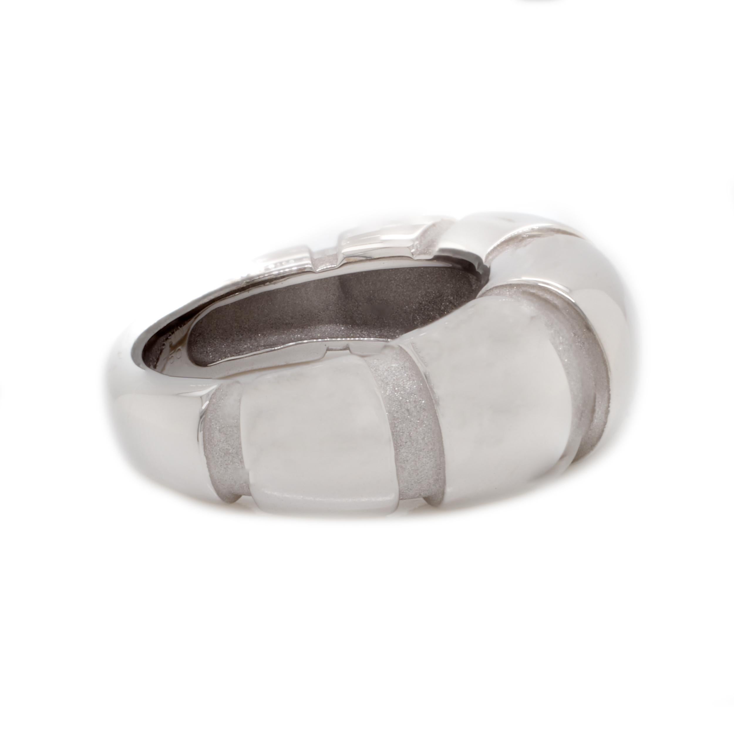 Concepteur : Mauboussin
Matériau : or blanc 18K
Poids : 12,68 grammes
Dimensions : l'anneau mesure 9,2 mm de large
Taille : 6.5 (veuillez prévoir deux jours supplémentaires pour le calibrage gratuit)
