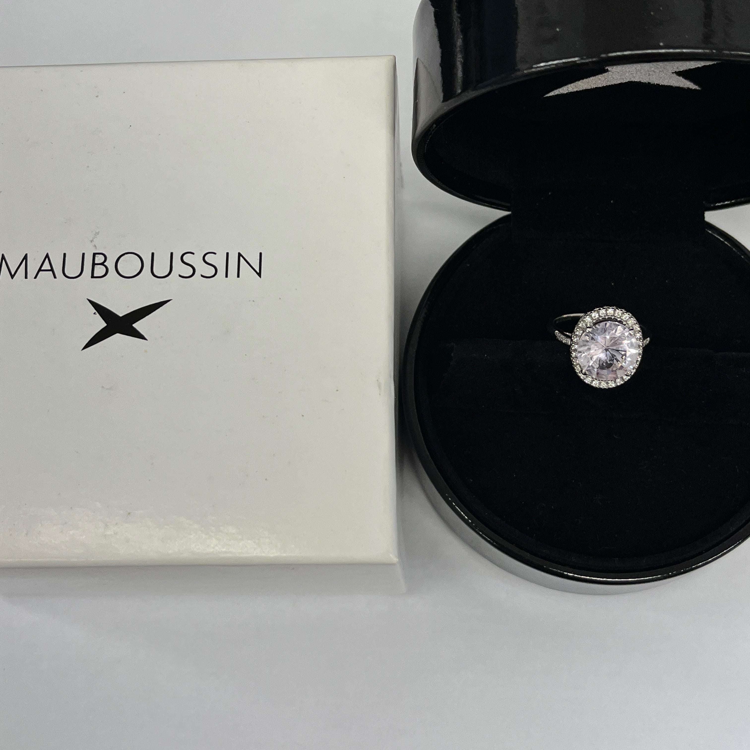 Un pezzo estremamente femminile e sofisticato del famoso gioielliere parigino Mauboussin. Questo anello firmato in oro bianco 18 ct presenta una morbida e luminosa pietra centrale di quarzo rosa, circondata da circa 0,25 ct di diamanti di alta