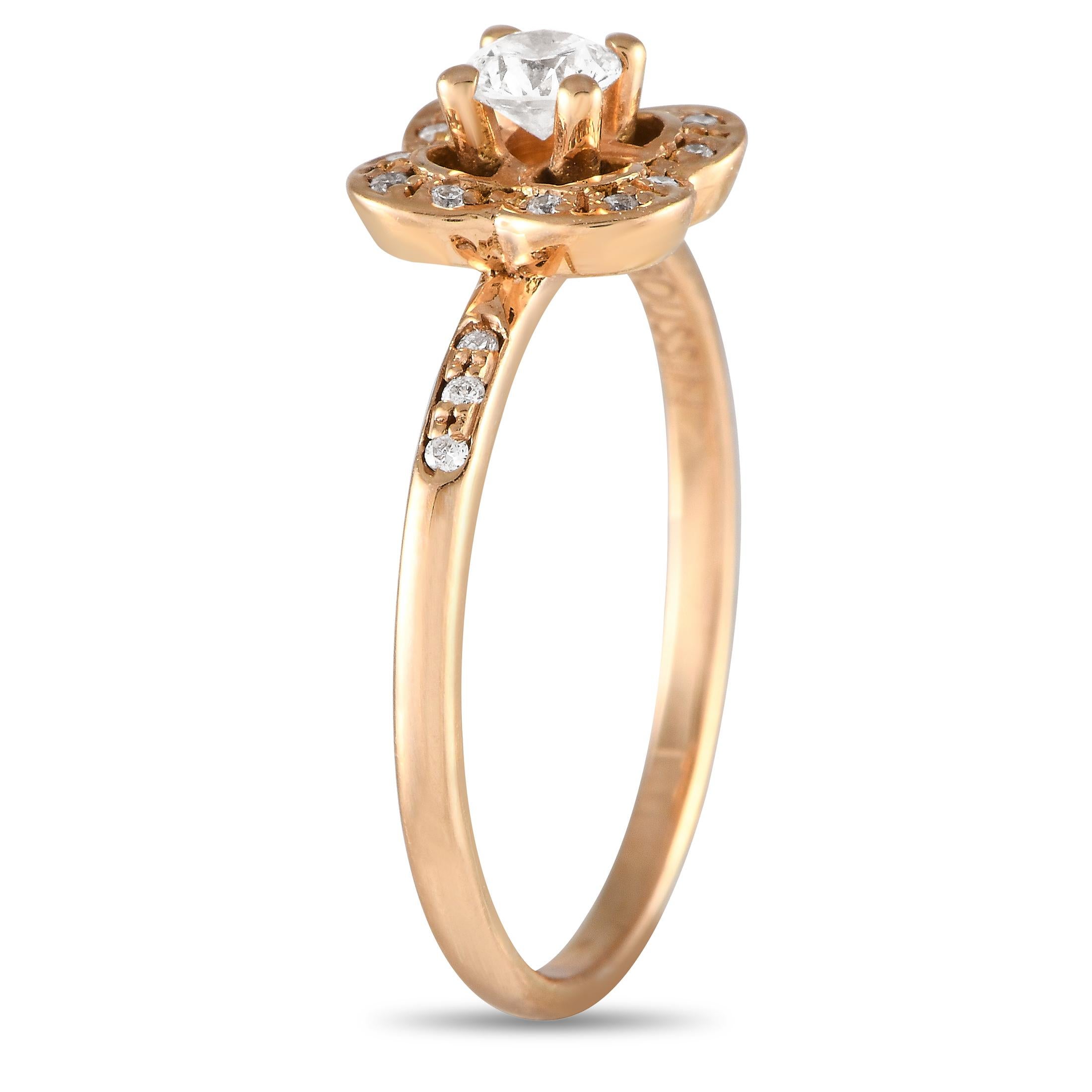 From Maison Mauboussin, here is a rose gold jewel of delicate beauty. It features a narrow shank with shoulders punctuated by a trio of diamonds. At the center is a diamond-dotted quatrefoil motif surrounding a larger diamond center. The ring's top