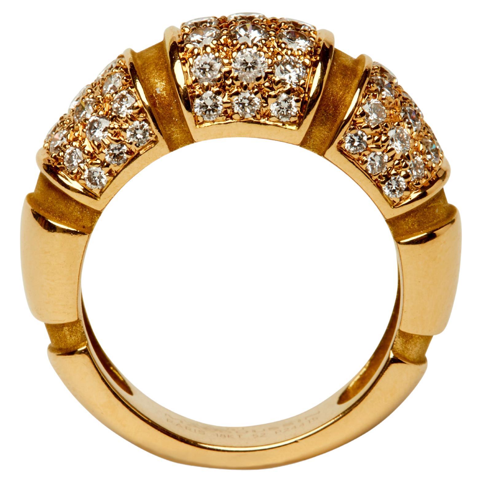 Cette bague bombée de Mauboussin est d'une élégante simplicité et peut être utilisée seule ou empilée. Le dôme nervuré en or jaune est divisé en trois sections serties de fins diamants blancs ronds de taille brillant.

Taille 6
63 diamants ronds de
