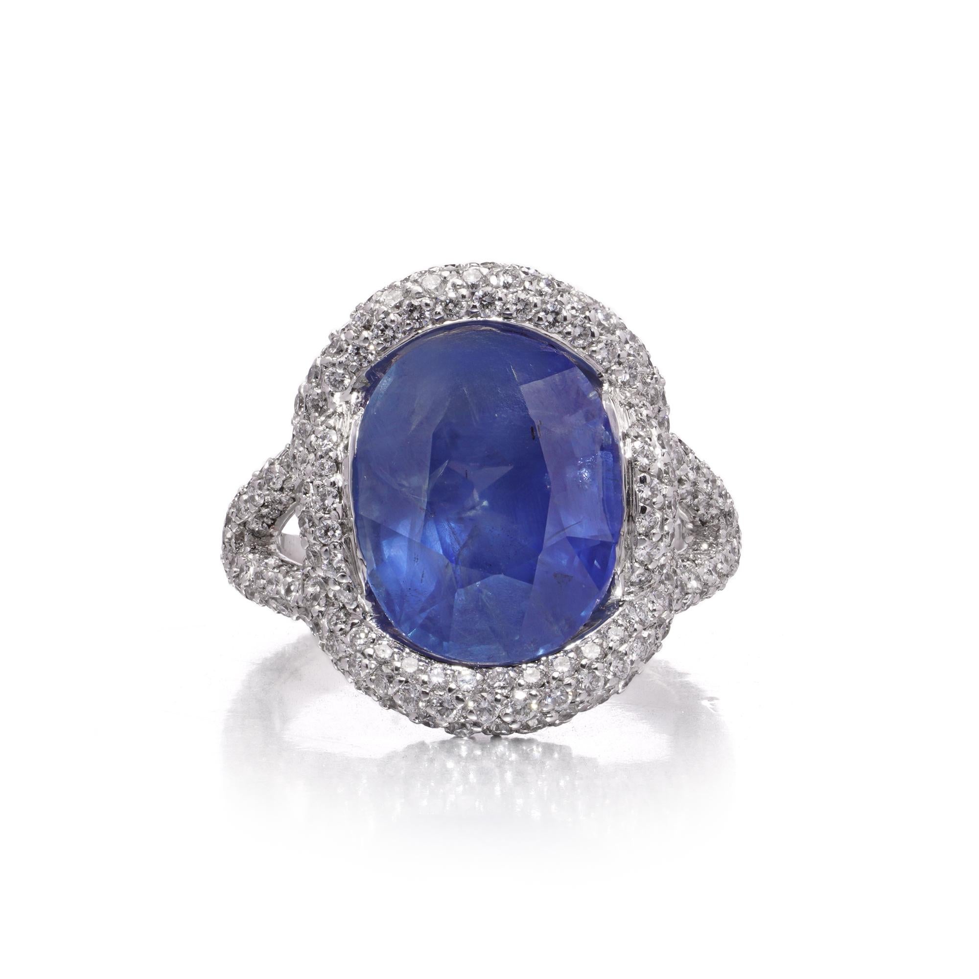 Ein feiner signierter Mauboussin Paris Kleiderring aus 18kt Weißgold, der einen atemberaubenden natürlichen Saphir von 8,56 Karat im Kissenschliff burmesischer (Myanmar) Herkunft zur Schau stellt.
Der leuchtend blaue Saphir ist in Krallen gefasst