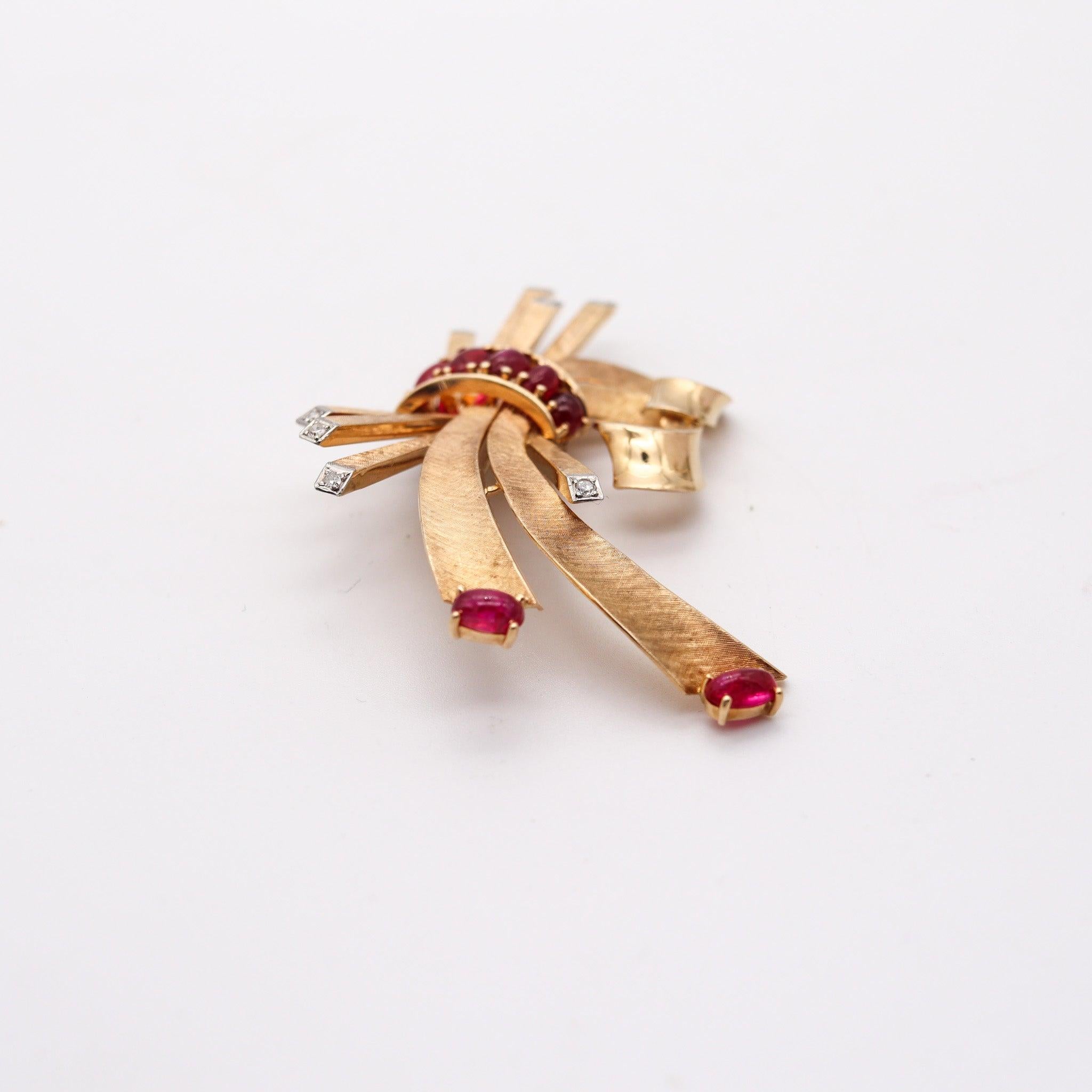Cabochon Mauboussin 1938 Trabert & Hoeffer Ciondolo-spilla in oro 18Kt e rubini birmani in vendita