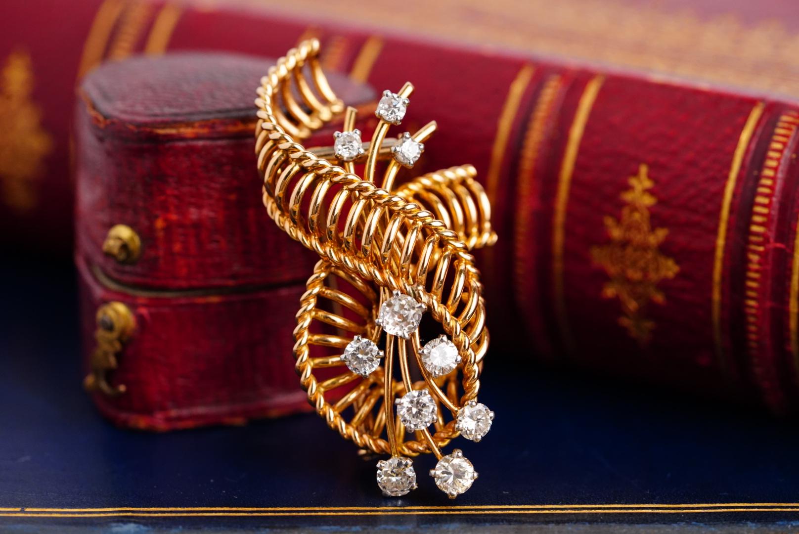 Mauboussin 1940s Vintage France 1.50 Carat Diamond and Gold Ribbon Brooch In Excellent Condition For Sale In London, GB