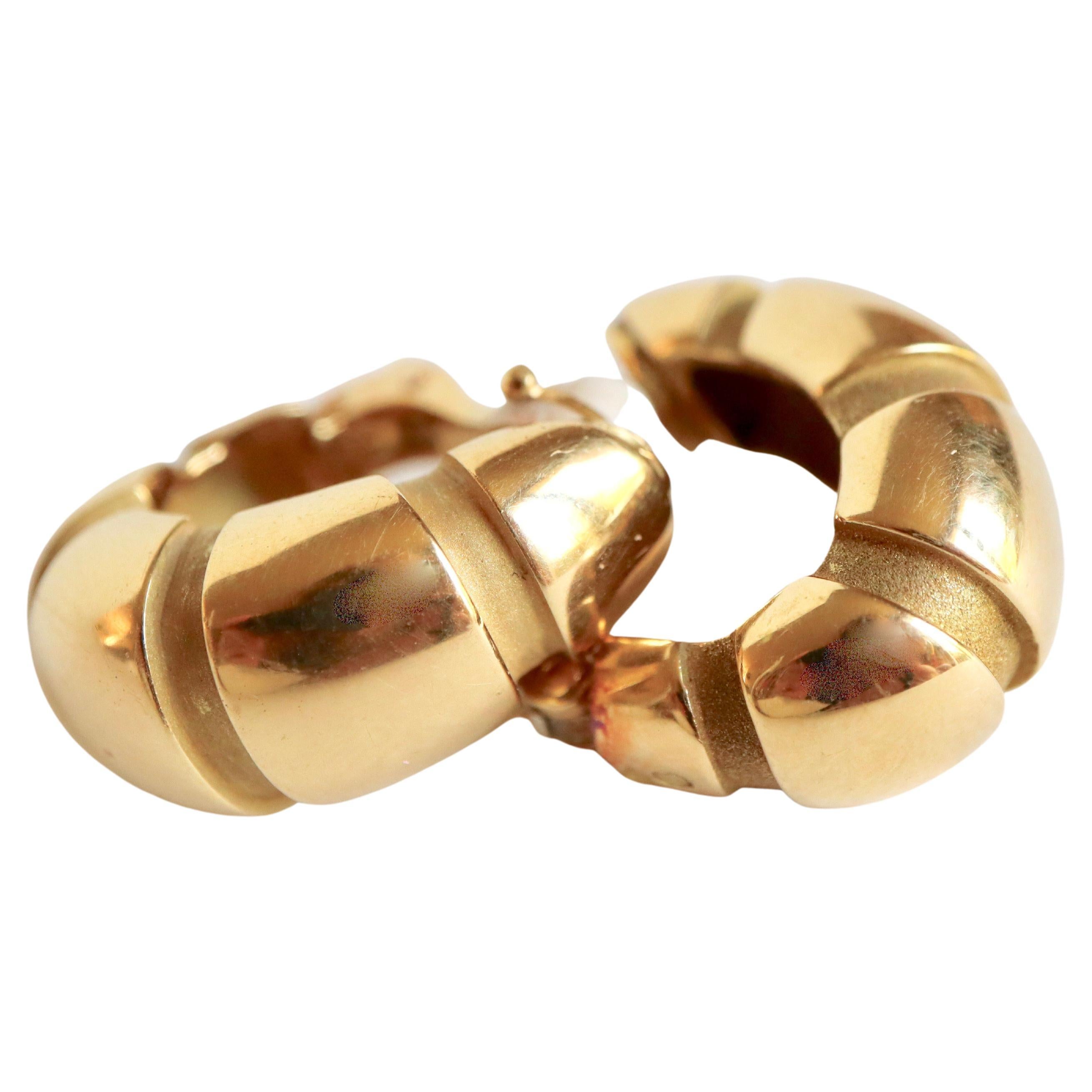 Ear clips from MAUBOUSSIN Paris in 18 carat yellow gold. Shiny gold domed hoops with matte gold notches.
Signed Mauboussin Paris and numbered. 
French Work from the 60's
Eagle's head Hallmark for 18 carat gold.
Weight: 18g
Height: 23 mm thickness: