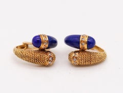 Mauboussin Boucles d'oreilles créoles Paris en or 18 carats, diamants et lapis-lazuli sculptés, 1960