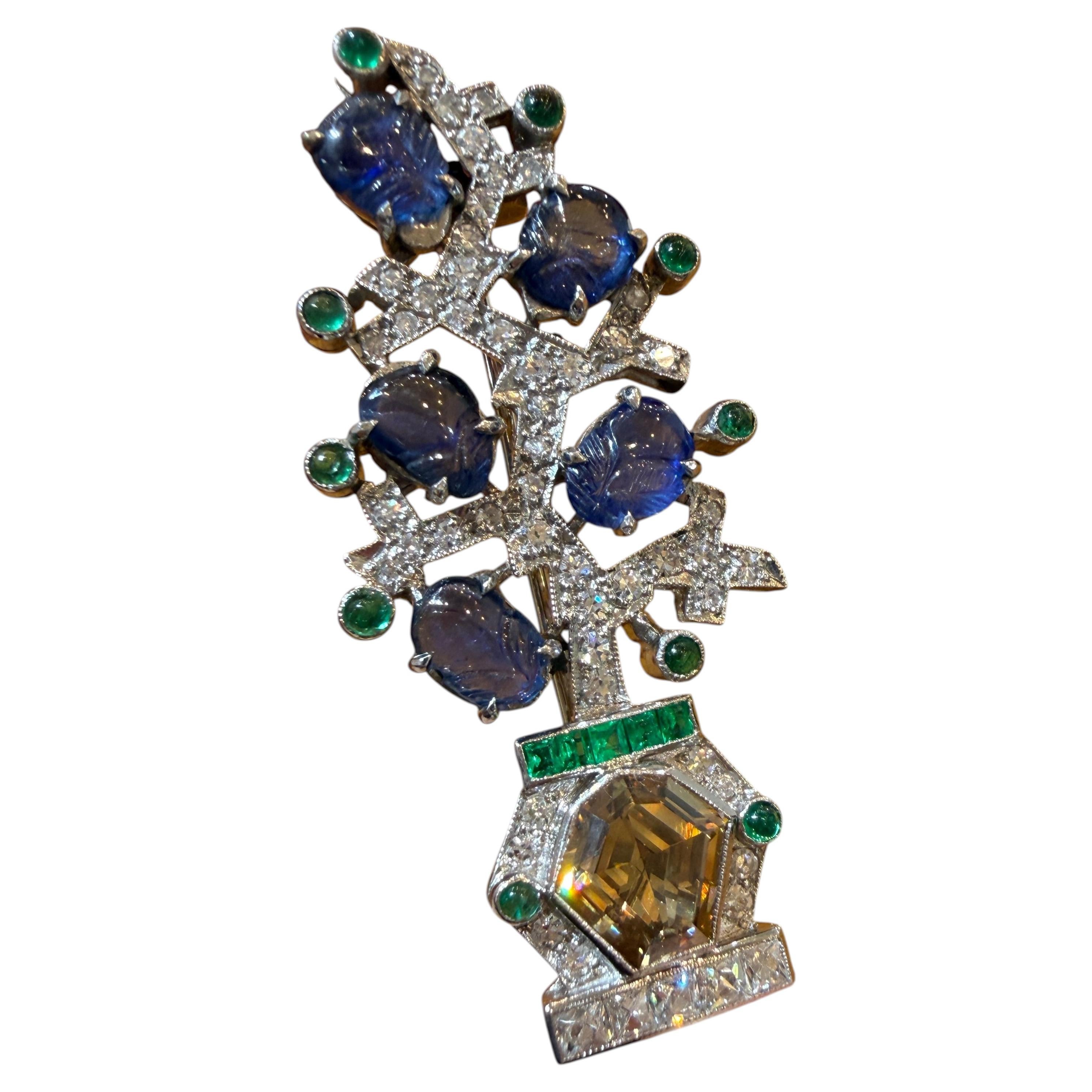 Spilla in oro bianco con zaffiro, smeraldo e diamante in stile Art Deco di Mauboussin degli anni '80