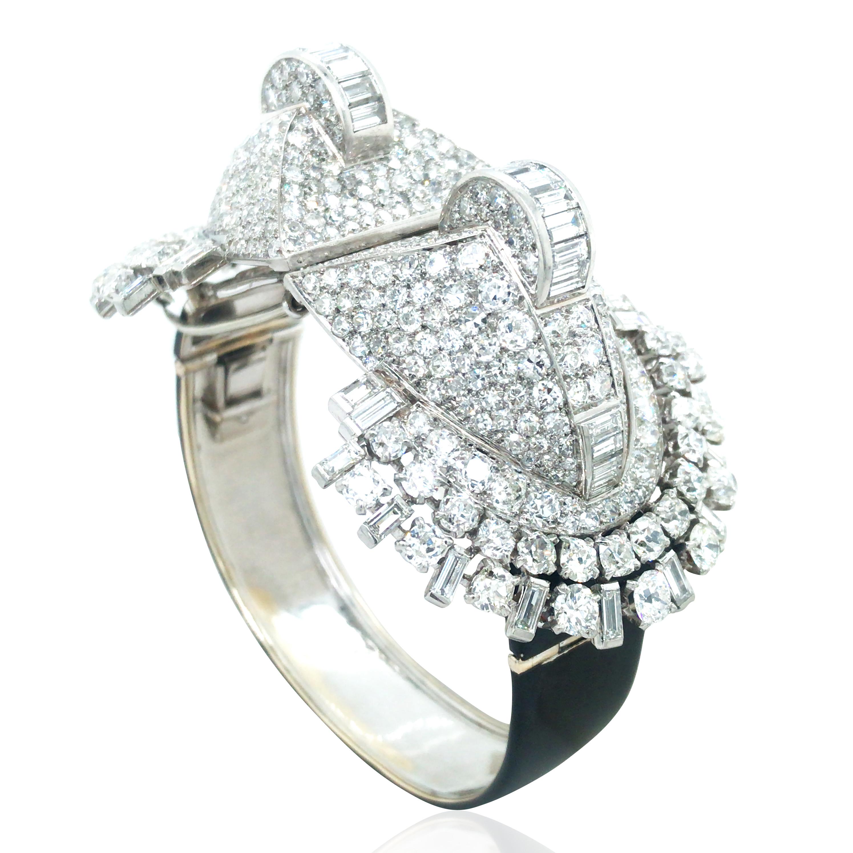 This bracelet, crafted by Mauboussin in 1937, combines geometric and avant-garde design elements, exuding a luxurious and sophisticated charm. Made of platinum and adorned with approximately 18.1 carats of diamonds, it is dazzling and elegant. The