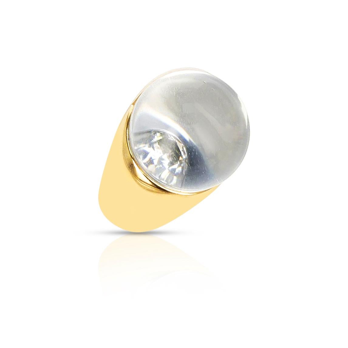 Ein einzigartiger Ring in klarem Mauboussin-Kristall mit dunkler Tönung und Diamantkuppel aus 18 Karat Gelbgold. Die Ringgröße ist US 5.50.