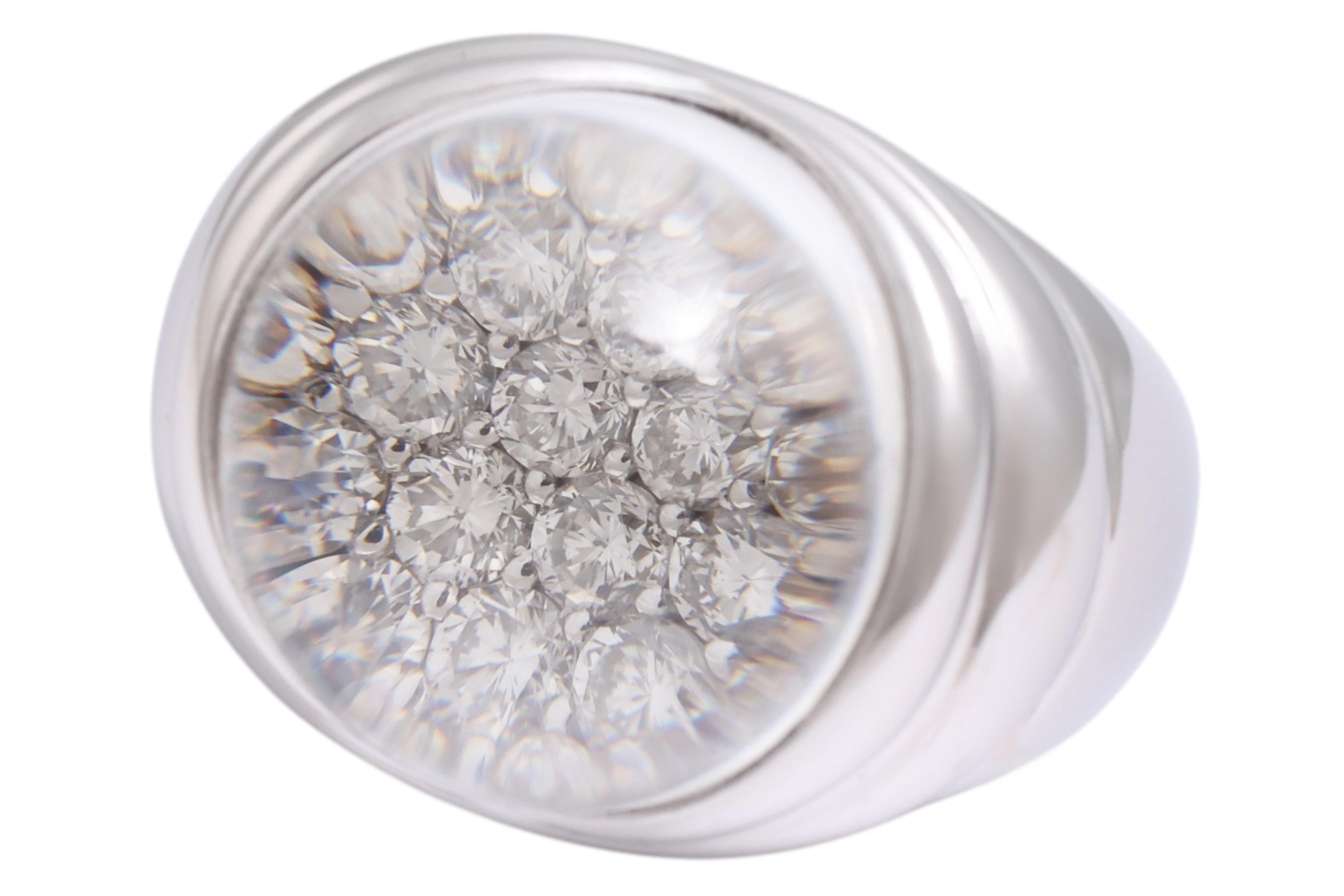 ANILLO DE ORO BLANCO MACIZO DE 18 KT CON CÚPULA DE CRISTAL DE DE ROCHE SOBRE DIAMANTES TALLA BRILLANTE.

LA CÚPULA ÚNICA Y DE CRISTAL TIENE UN EFECTO DE LUPA SOBRE LOS DIAMANTES

MATERIAL: Oro blanco de 18 kt

TAMAÑO: 50 ( redimensionable