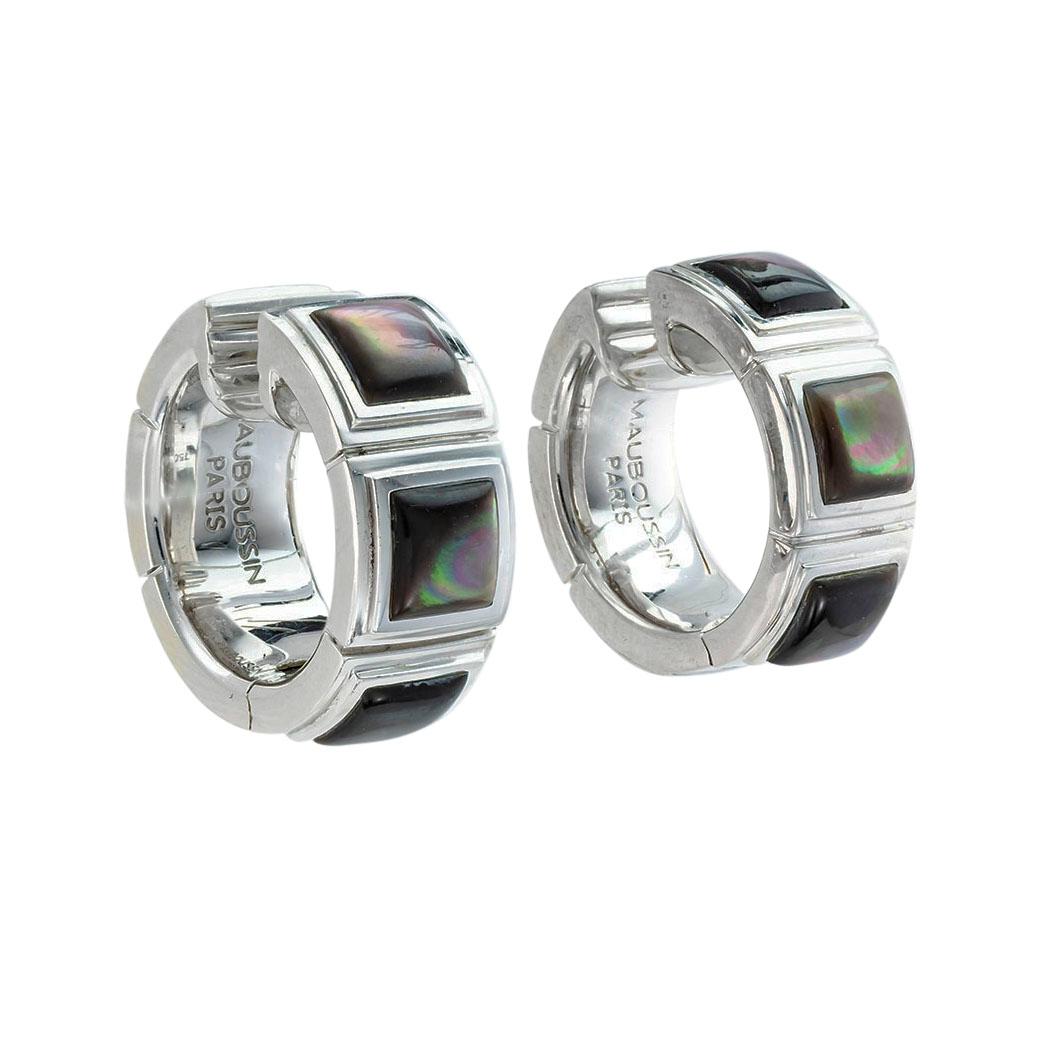 Mauboussin diamond or black mother-of-pearl and white gold reversible hoop earrings circa 2000. *

SPECIFICATIONS:

REVERSIBLE:  can be worn with either side facing front or combined for a yin and yang effect.

DIAMONDS:  fifty-four round