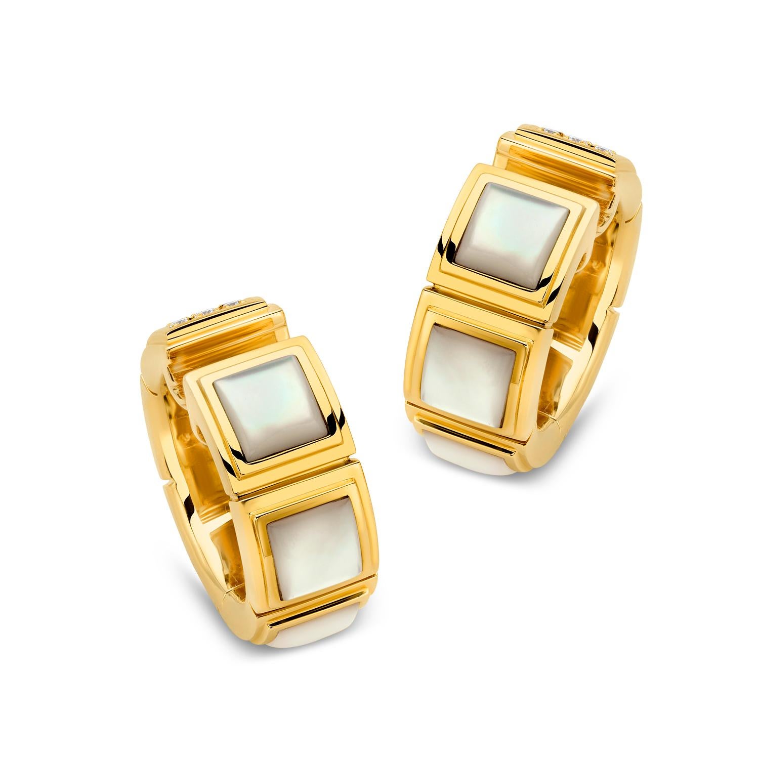 Realizzati dall'elegante casa parigina Mauboussin e facenti parte dell'elegante collezione Naora, questi versatili orecchini sono una masterclass in design raffinato e ingegnosità. Realizzato in radioso oro giallo 18 carati, un lato mostra una serie