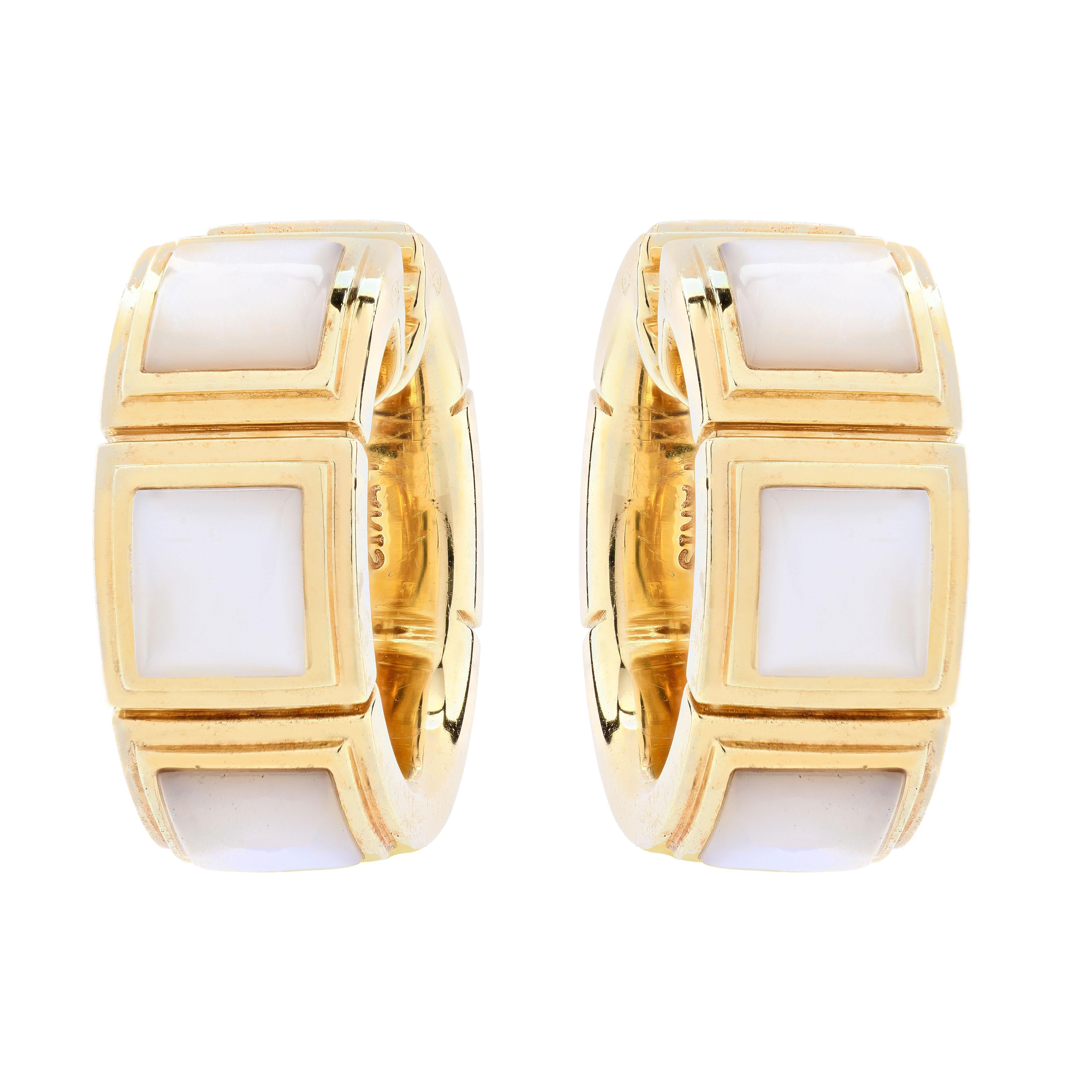 Orecchini Naora Huggie di Mauboussin con diamanti e madreperla In condizioni ottime in vendita a West Palm Beach, FL