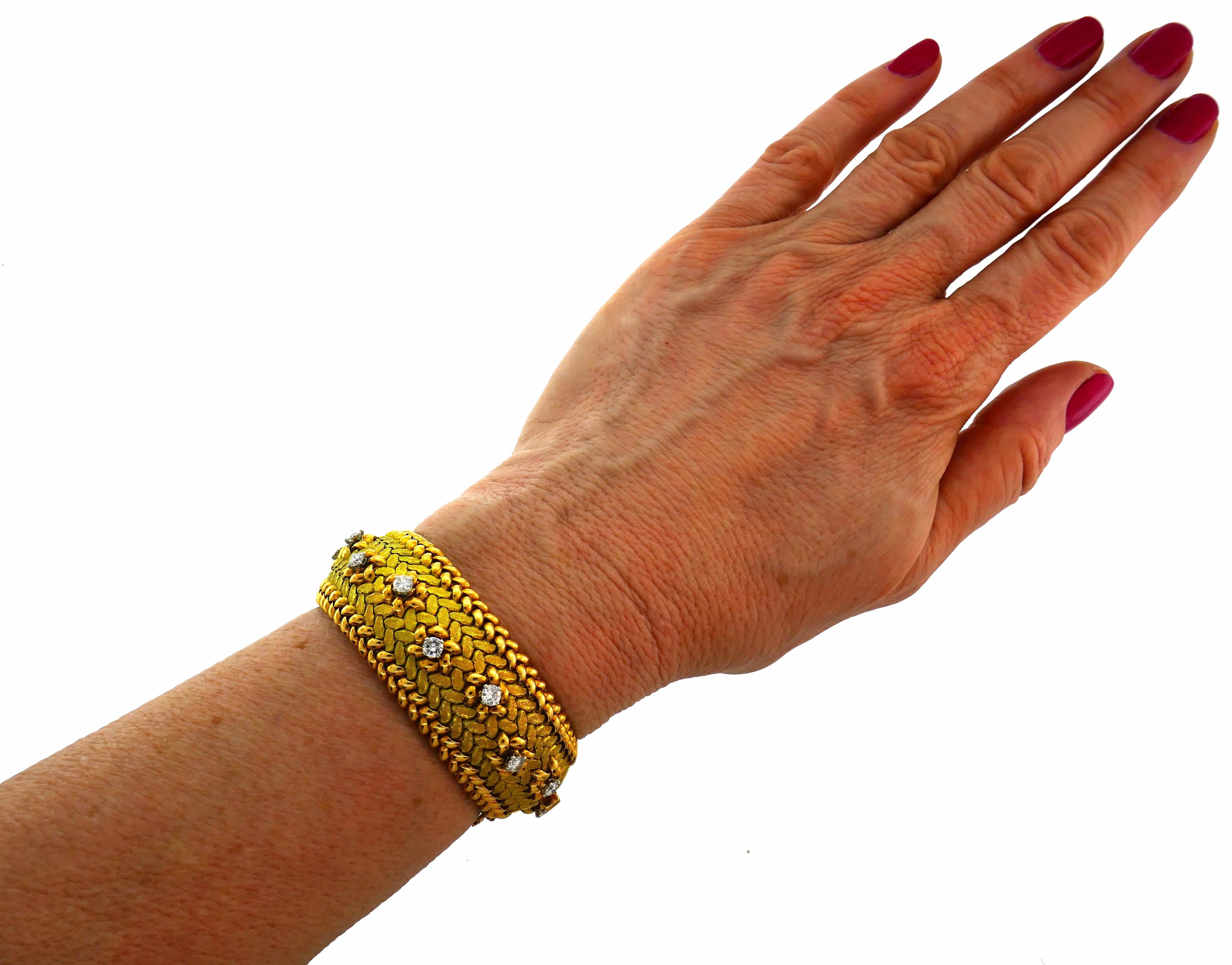 Bracelet classique et intemporel créé par Mauboussin et Georges L'Enfant à Paris dans les années 1950. Élégant et facile à porter, ce bracelet est un excellent complément à votre collection de bijoux. 
Le bracelet est en or jaune 18 carats et serti